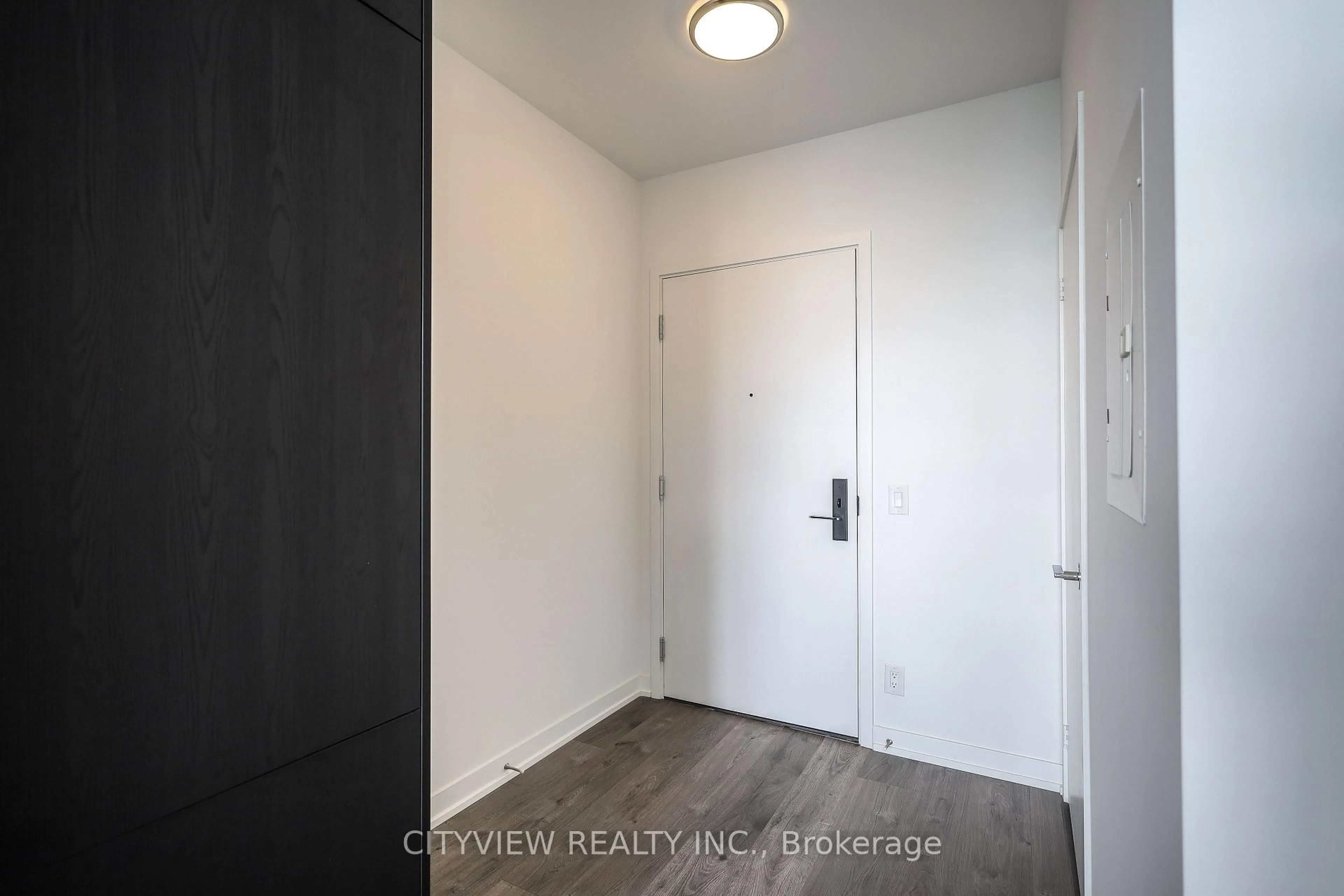 Indoor entryway for 285 Dufferin St #1121, Toronto Ontario M6K 1Z7