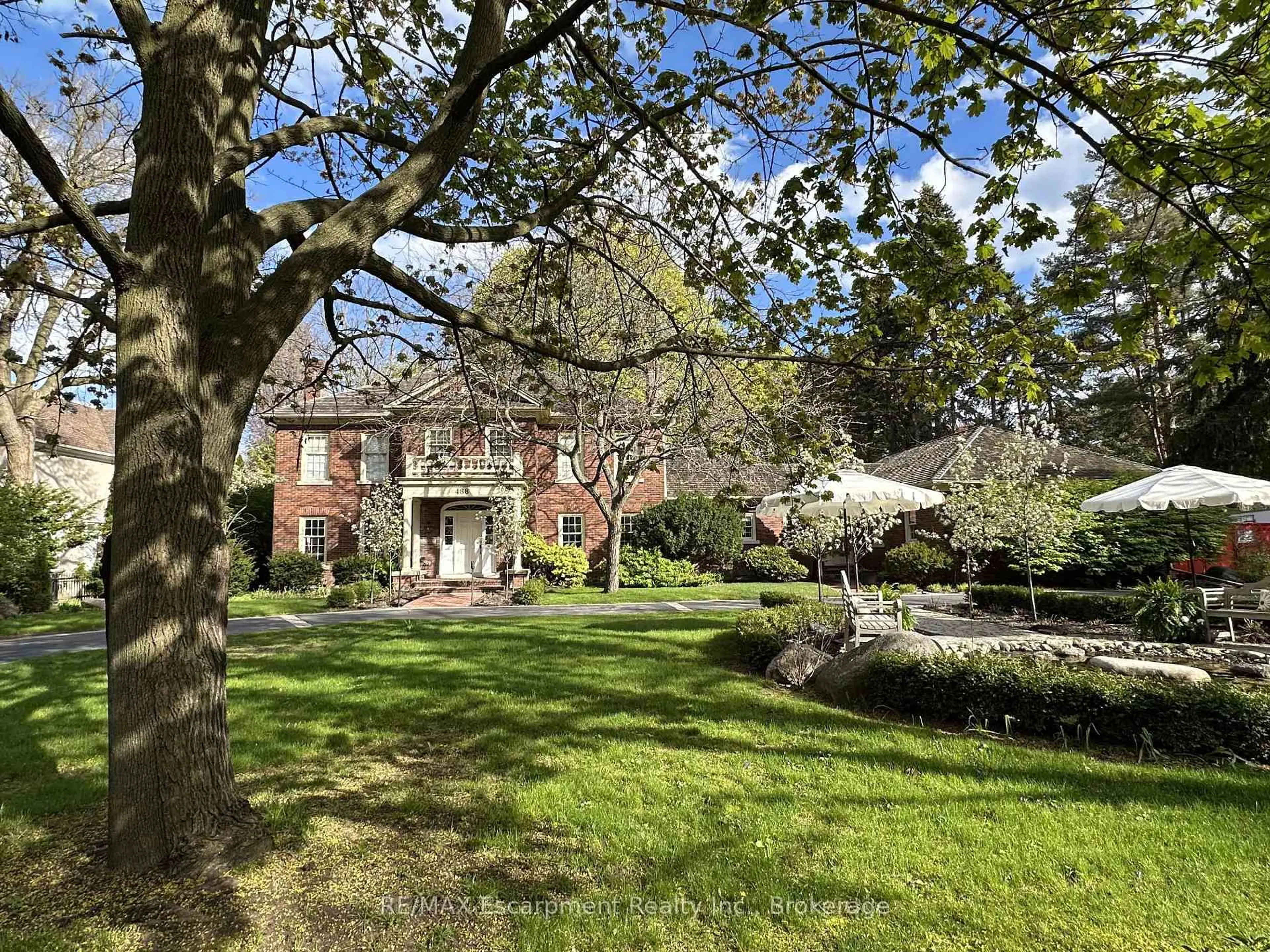 A pic from outside/outdoor area/front of a property/back of a property/a pic from drone, street for 488 Macdonald Rd, Oakville Ontario L6J 2B9