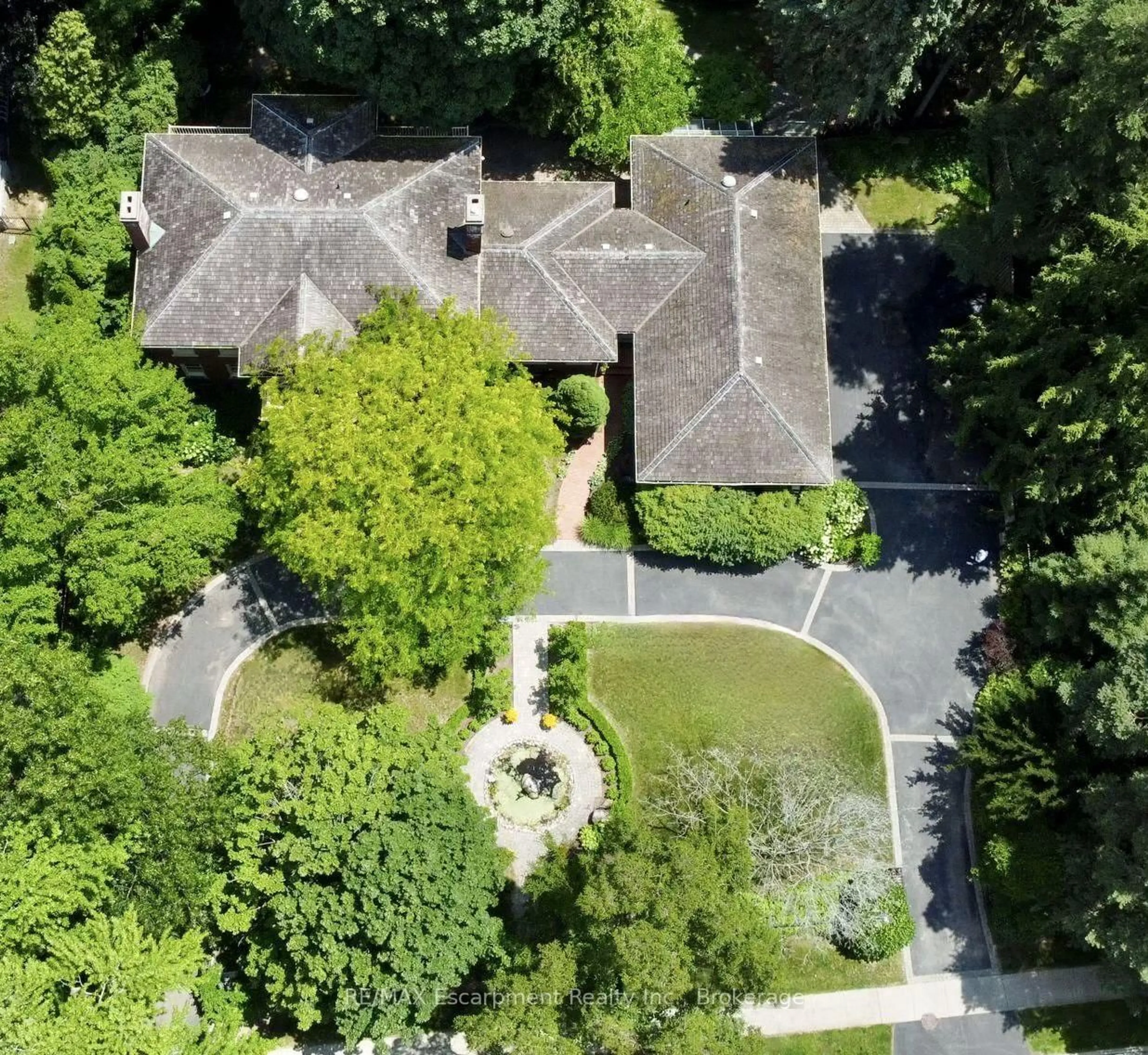 A pic from outside/outdoor area/front of a property/back of a property/a pic from drone, street for 488 Macdonald Rd, Oakville Ontario L6J 2B9