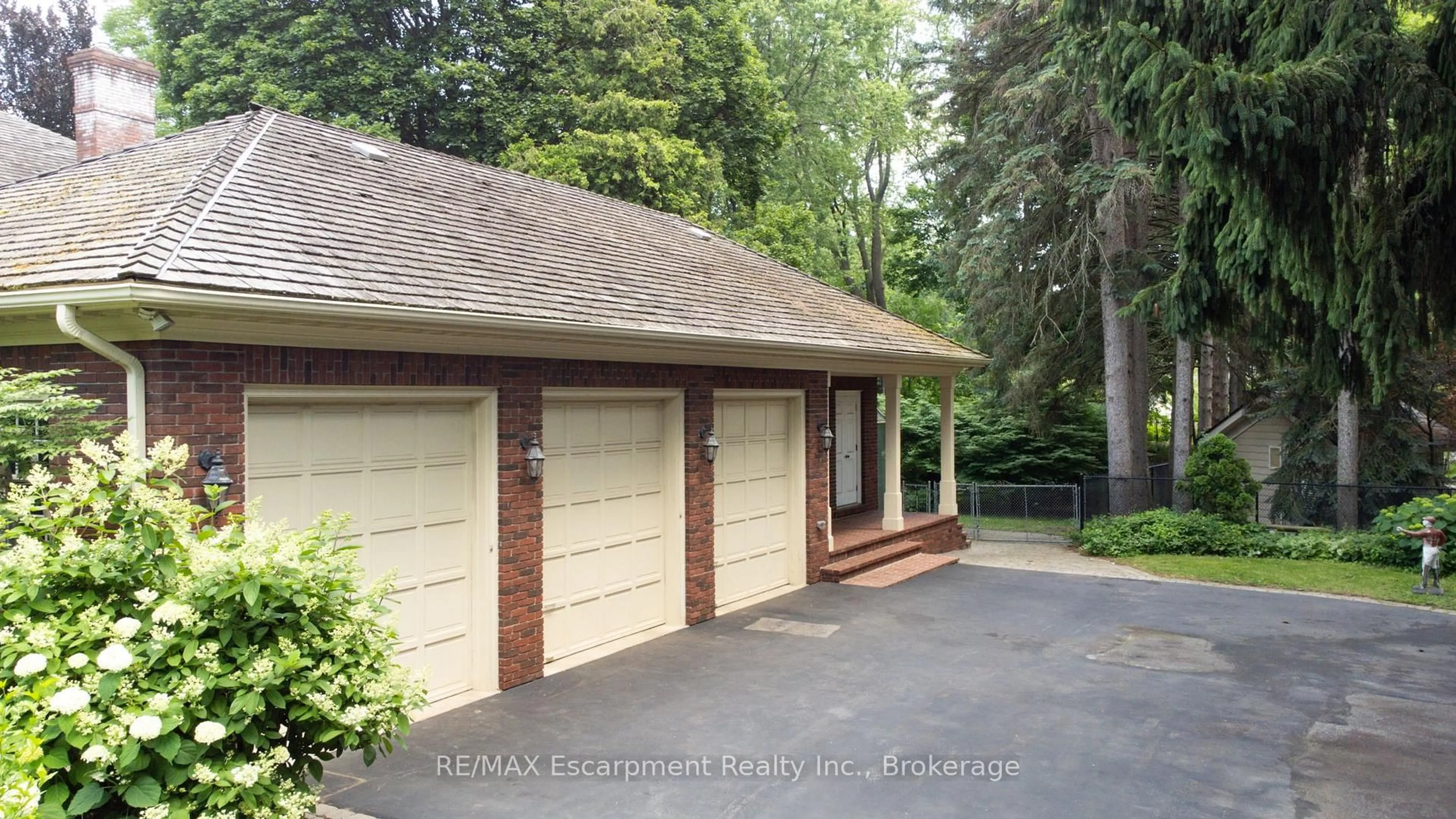 Indoor garage for 488 Macdonald Rd, Oakville Ontario L6J 2B9