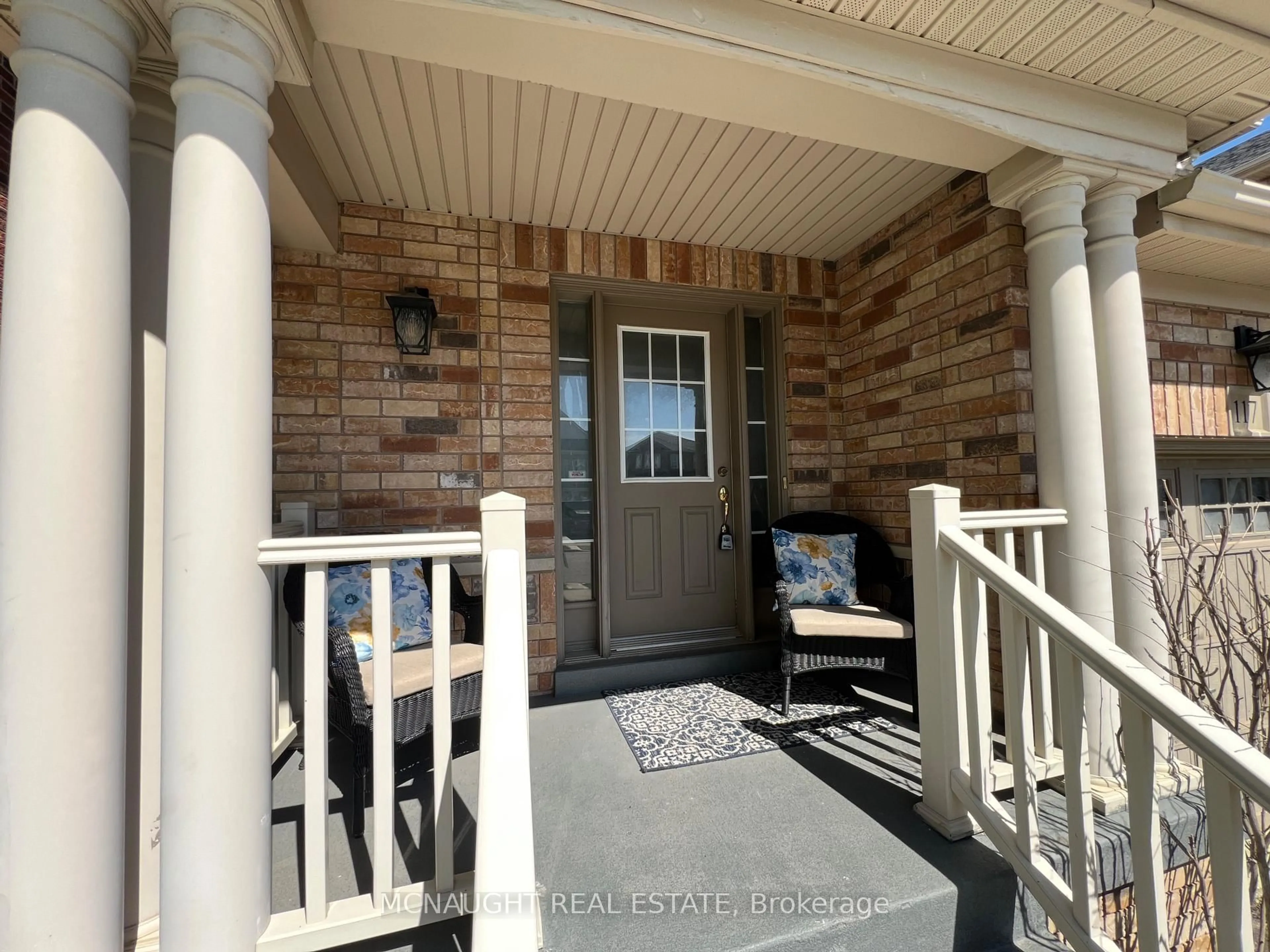Indoor entryway for 117 Crown Victoria Dr, Brampton Ontario L7A 3X9