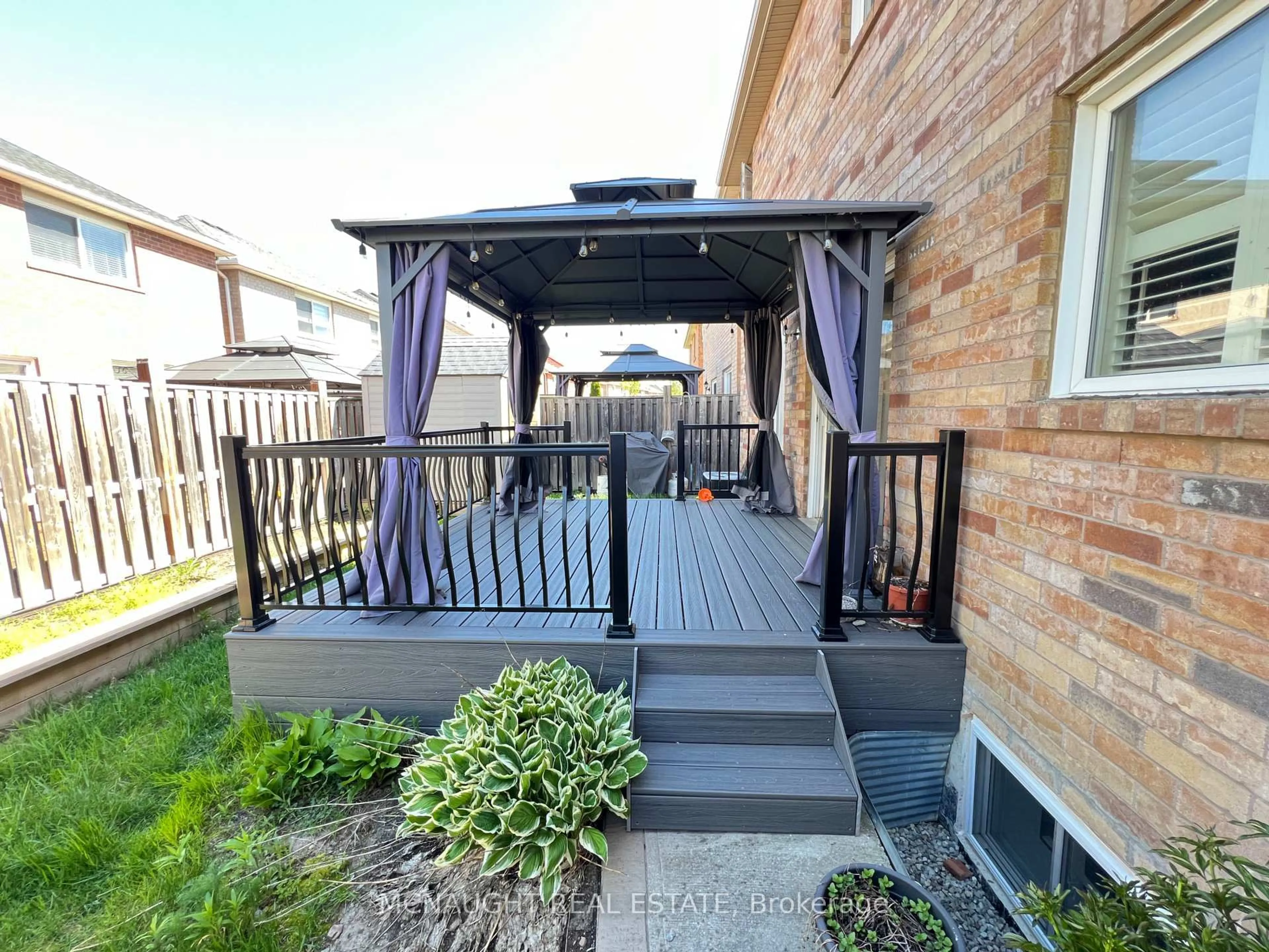 Patio, street for 117 Crown Victoria Dr, Brampton Ontario L7A 3X9