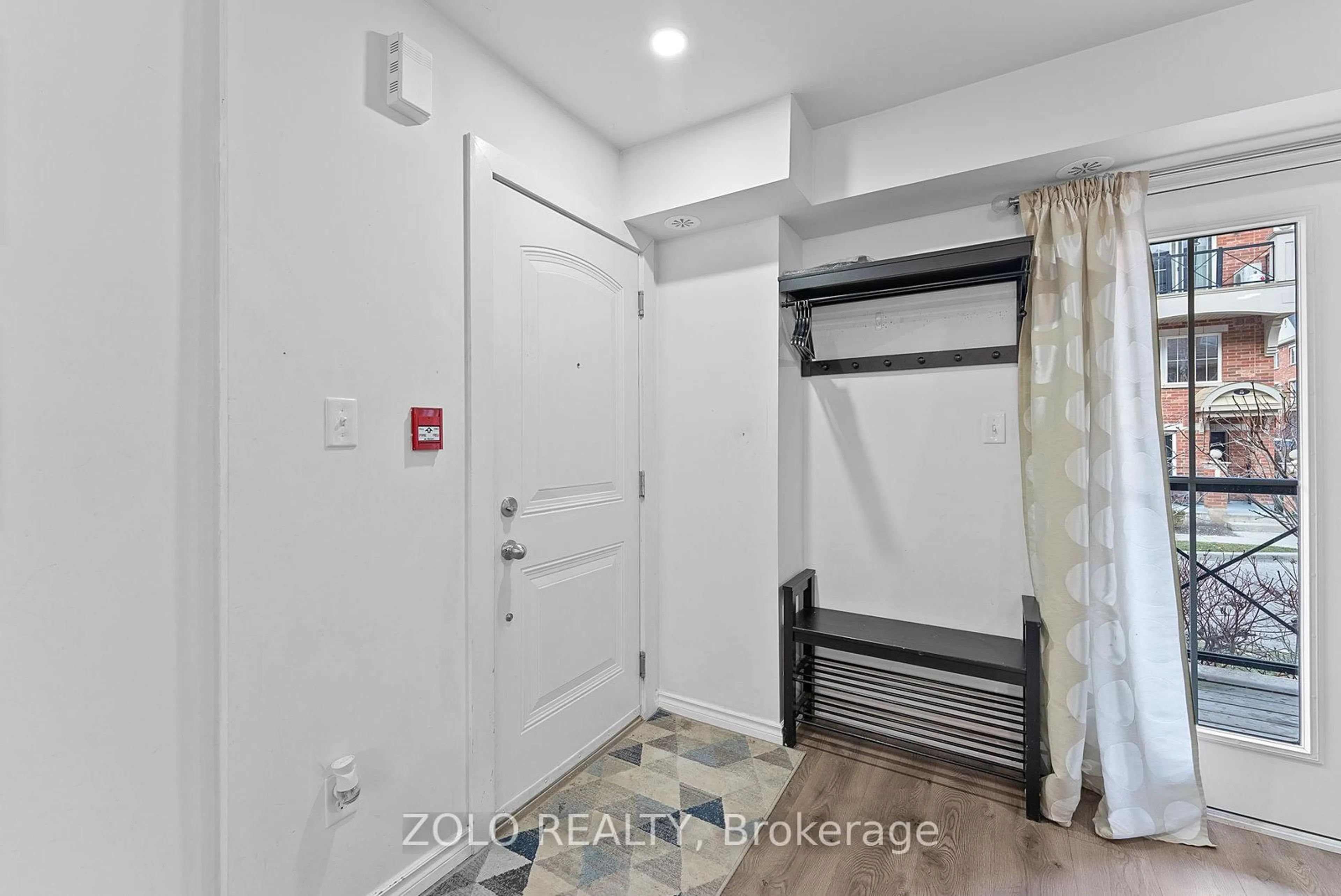 Indoor entryway for 51 Hays Blvd #28, Oakville Ontario L6H 0J1