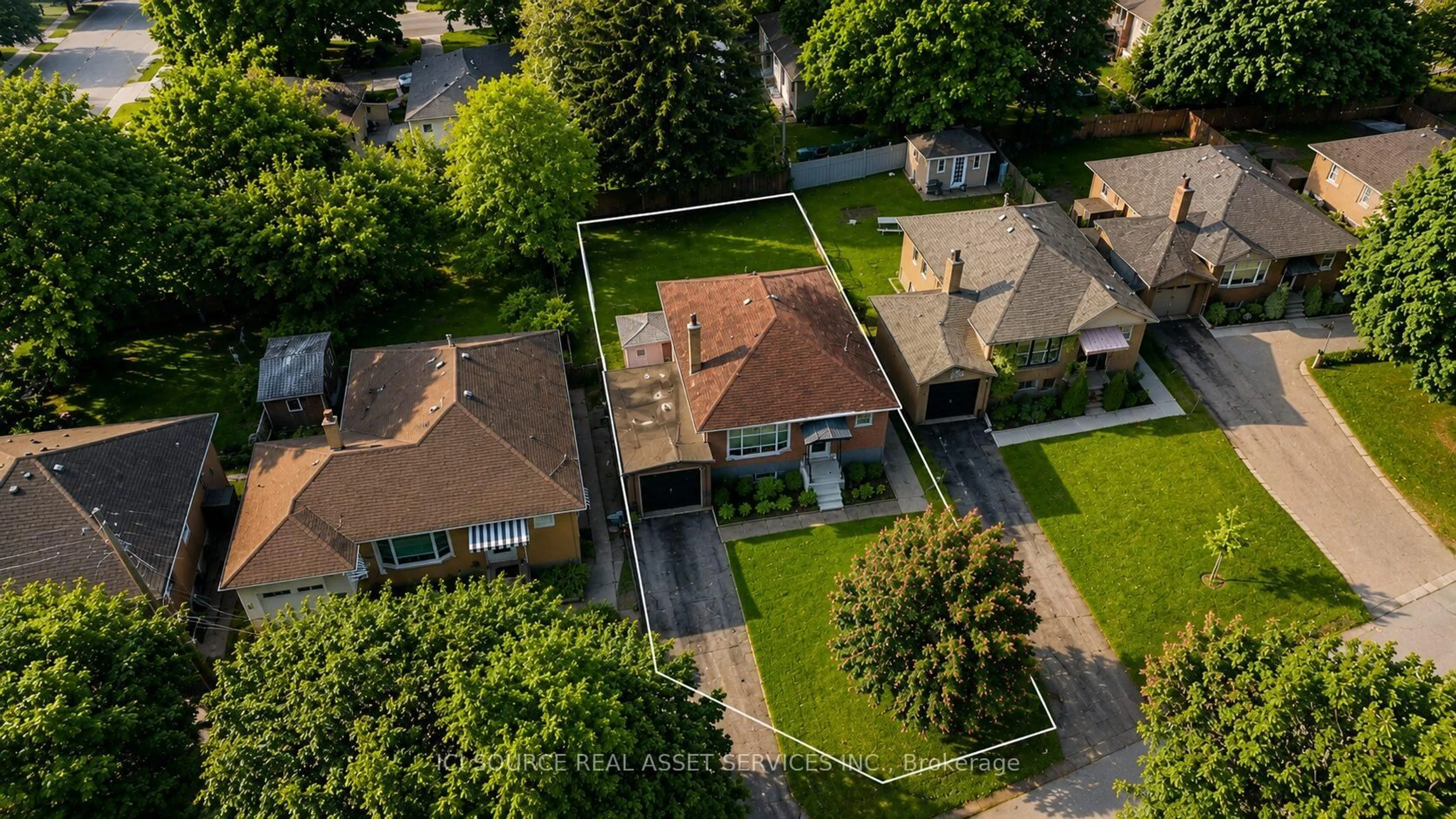 A pic from outside/outdoor area/front of a property/back of a property/a pic from drone, street for 100 Ballacaine Dr, Toronto Ontario M8Y 4B8