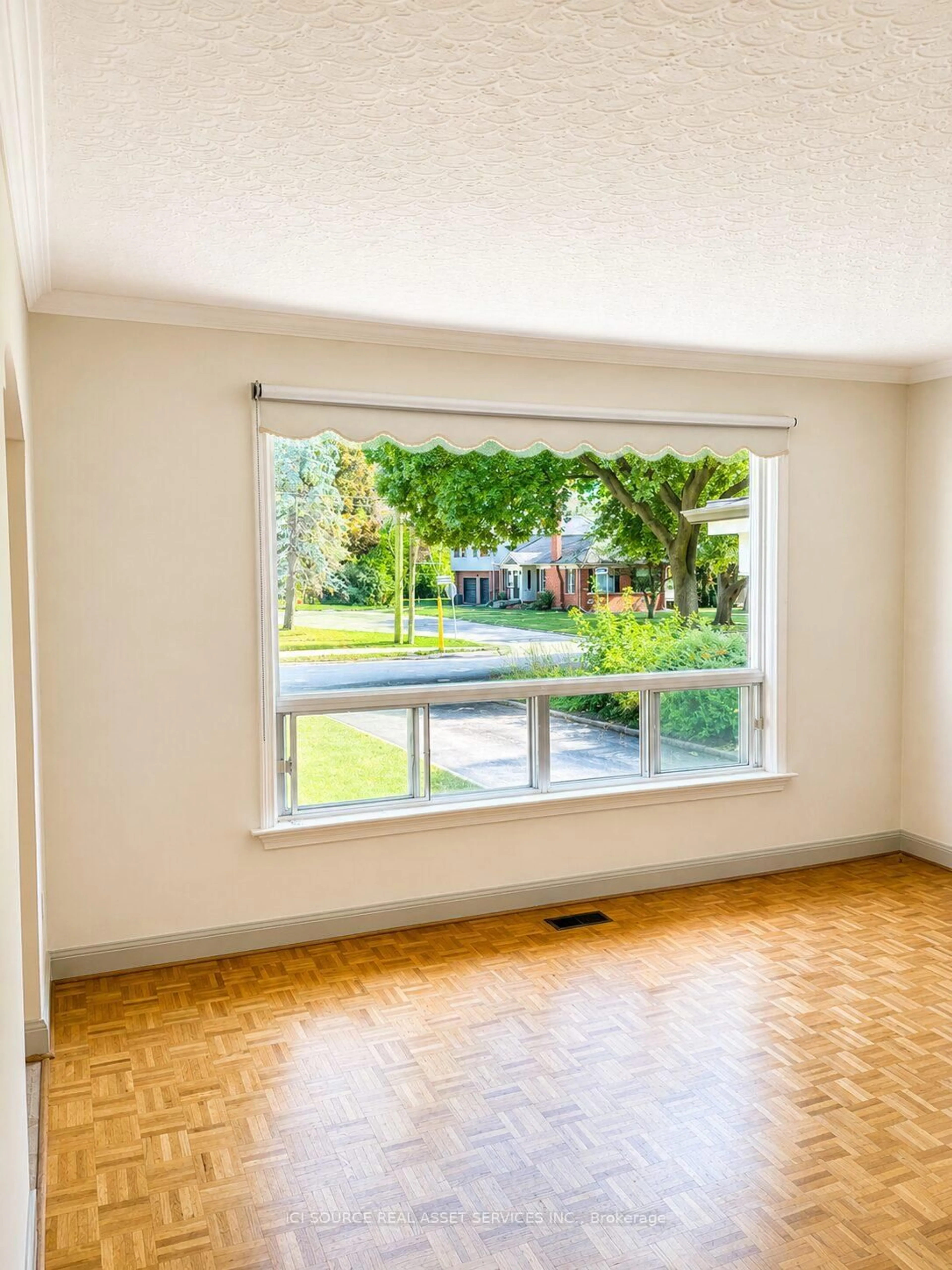 A pic of a room for 100 Ballacaine Dr, Toronto Ontario M8Y 4B8