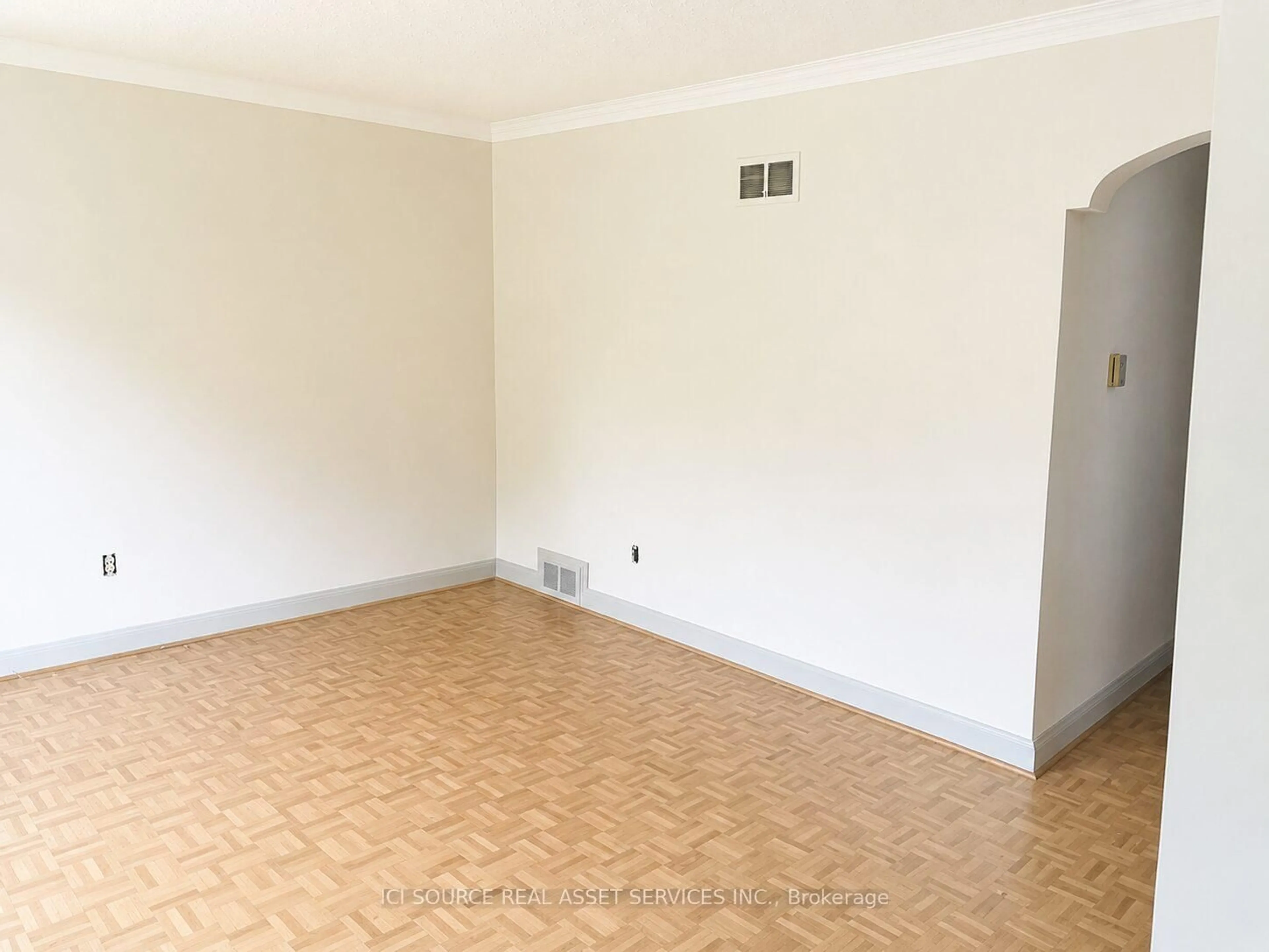 A pic of a room for 100 Ballacaine Dr, Toronto Ontario M8Y 4B8