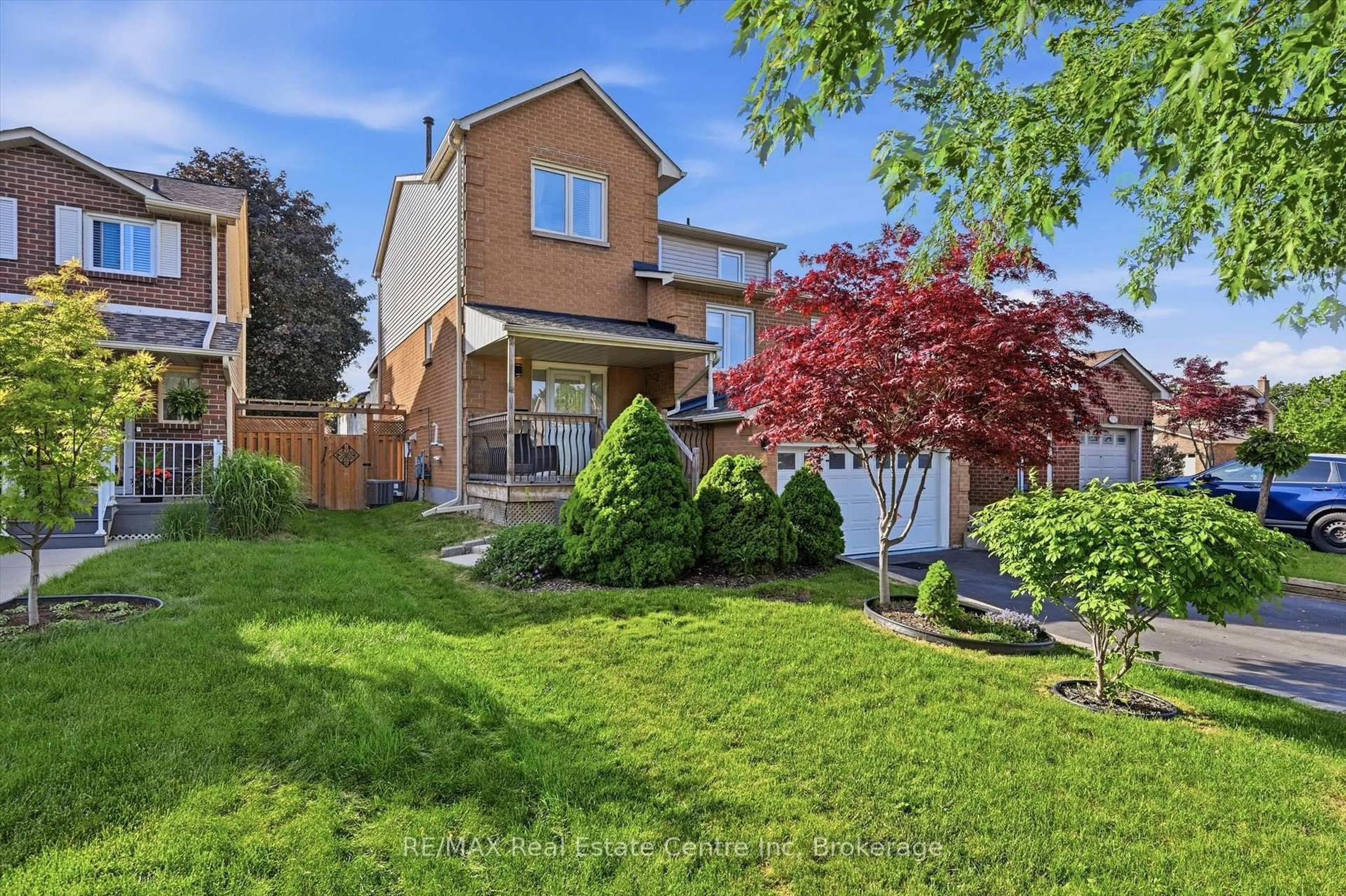 A pic from outside/outdoor area/front of a property/back of a property/a pic from drone, street for 580 Clover Park Cres, Milton Ontario L9T 4W1