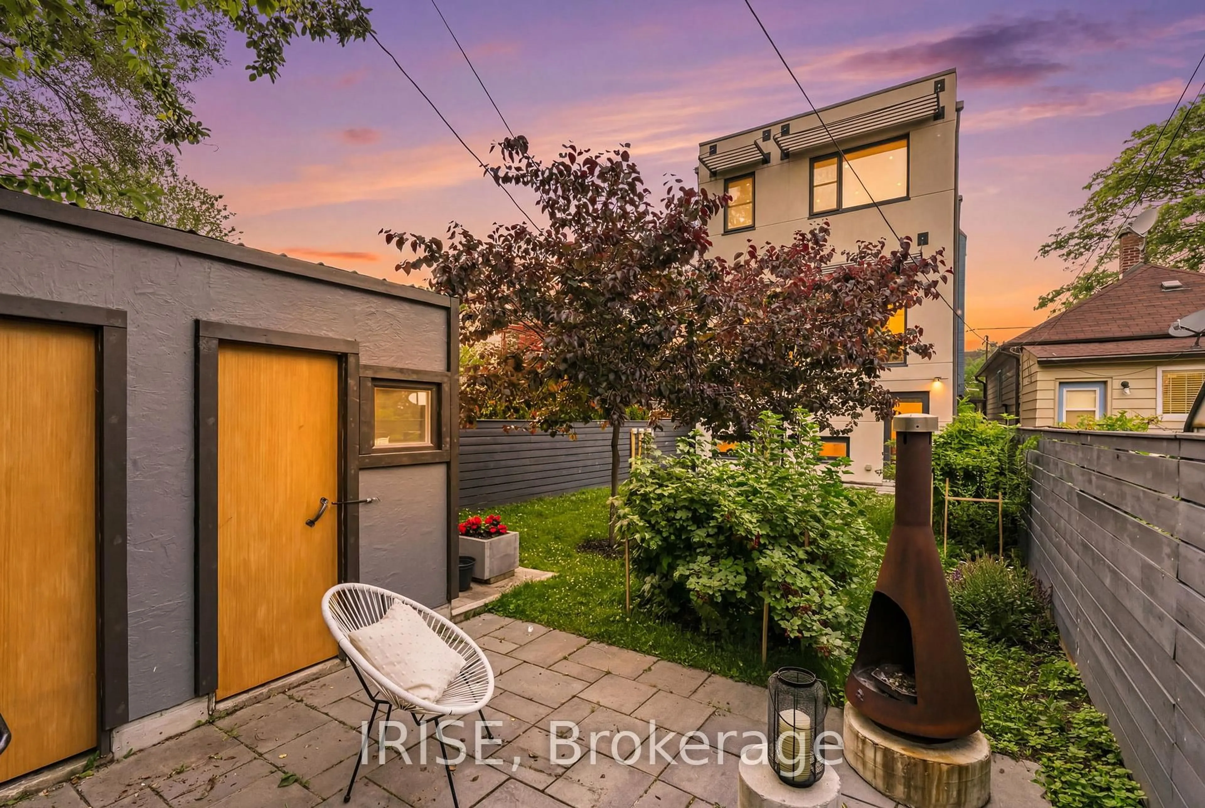 A pic from outside/outdoor area/front of a property/back of a property/a pic from drone, street for 29 Ash Cres, Toronto Ontario M8W 1E4