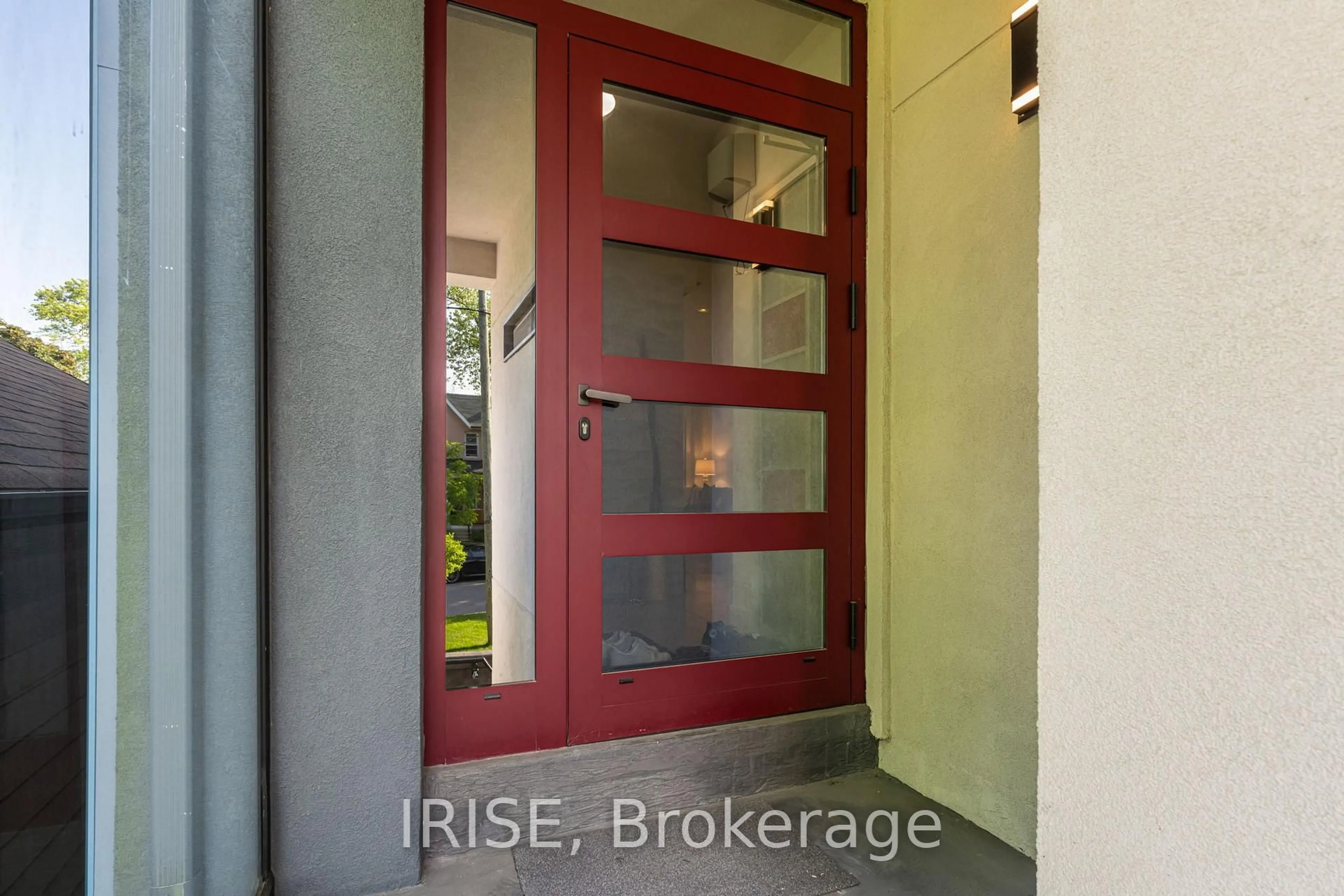 Indoor entryway for 29 Ash Cres, Toronto Ontario M8W 1E4