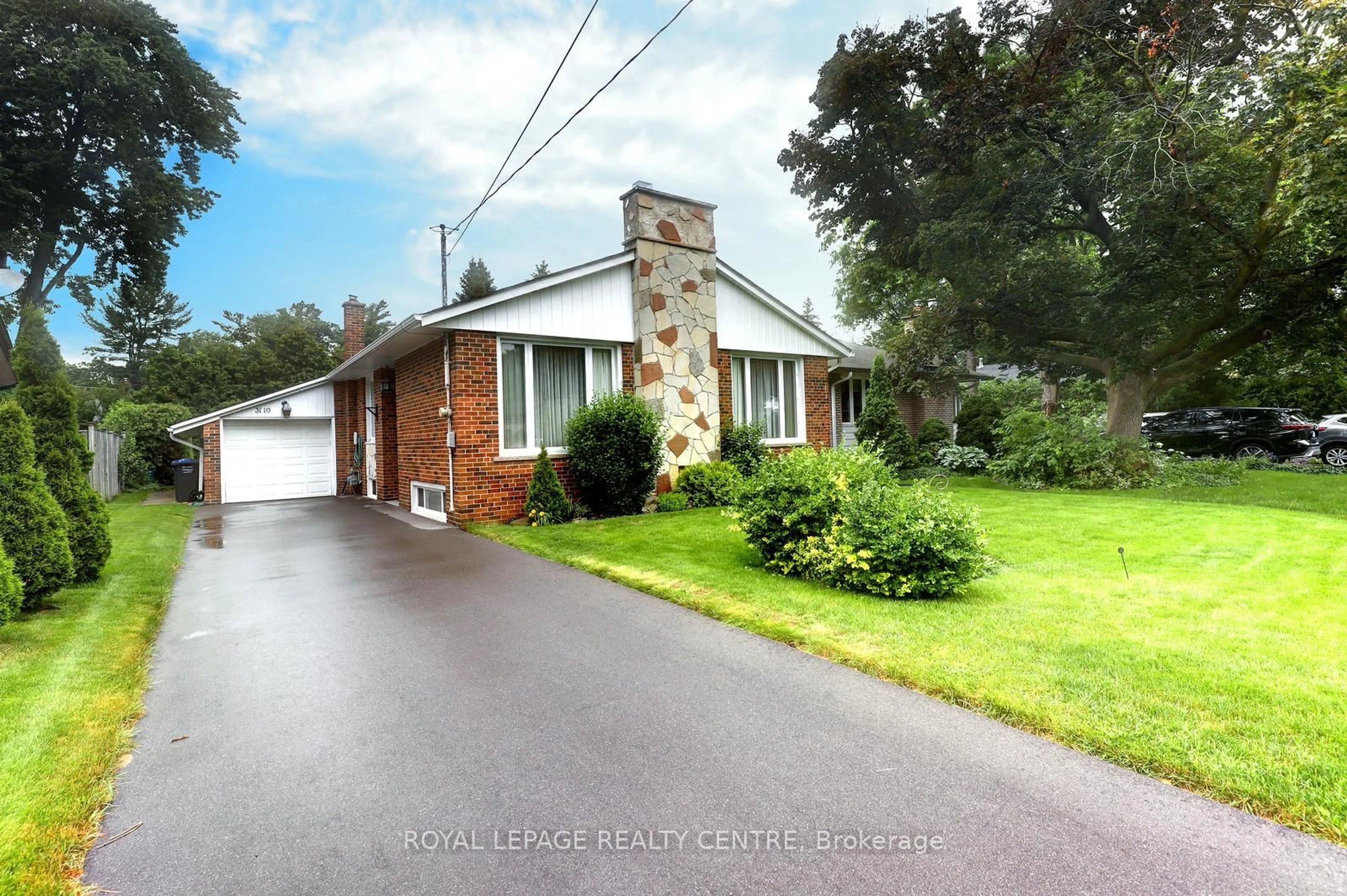 Home with brick exterior material, street for 3119 Ballydown Cres, Mississauga Ontario L5C 2C9