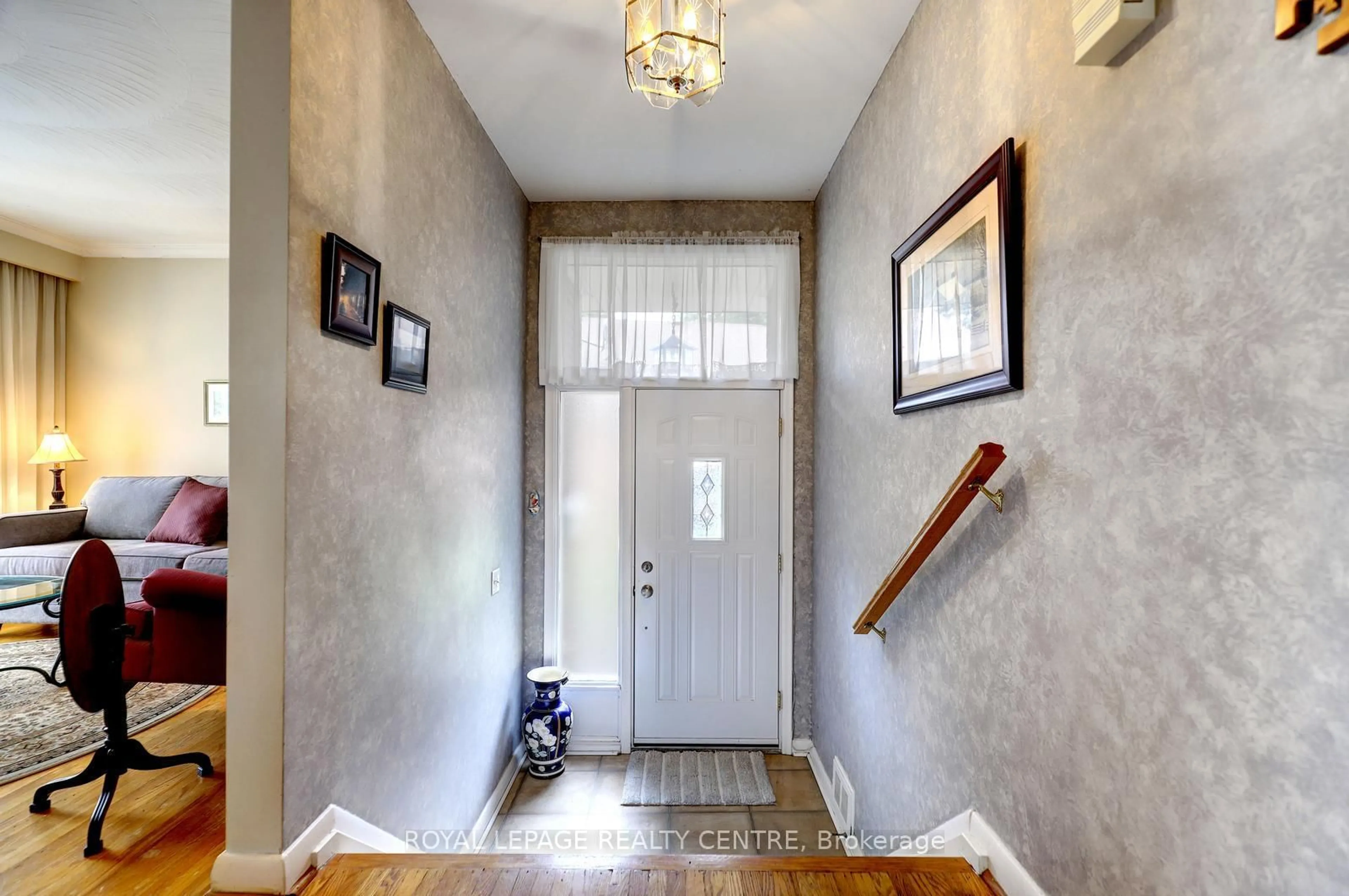 Indoor entryway for 3119 Ballydown Cres, Mississauga Ontario L5C 2C9