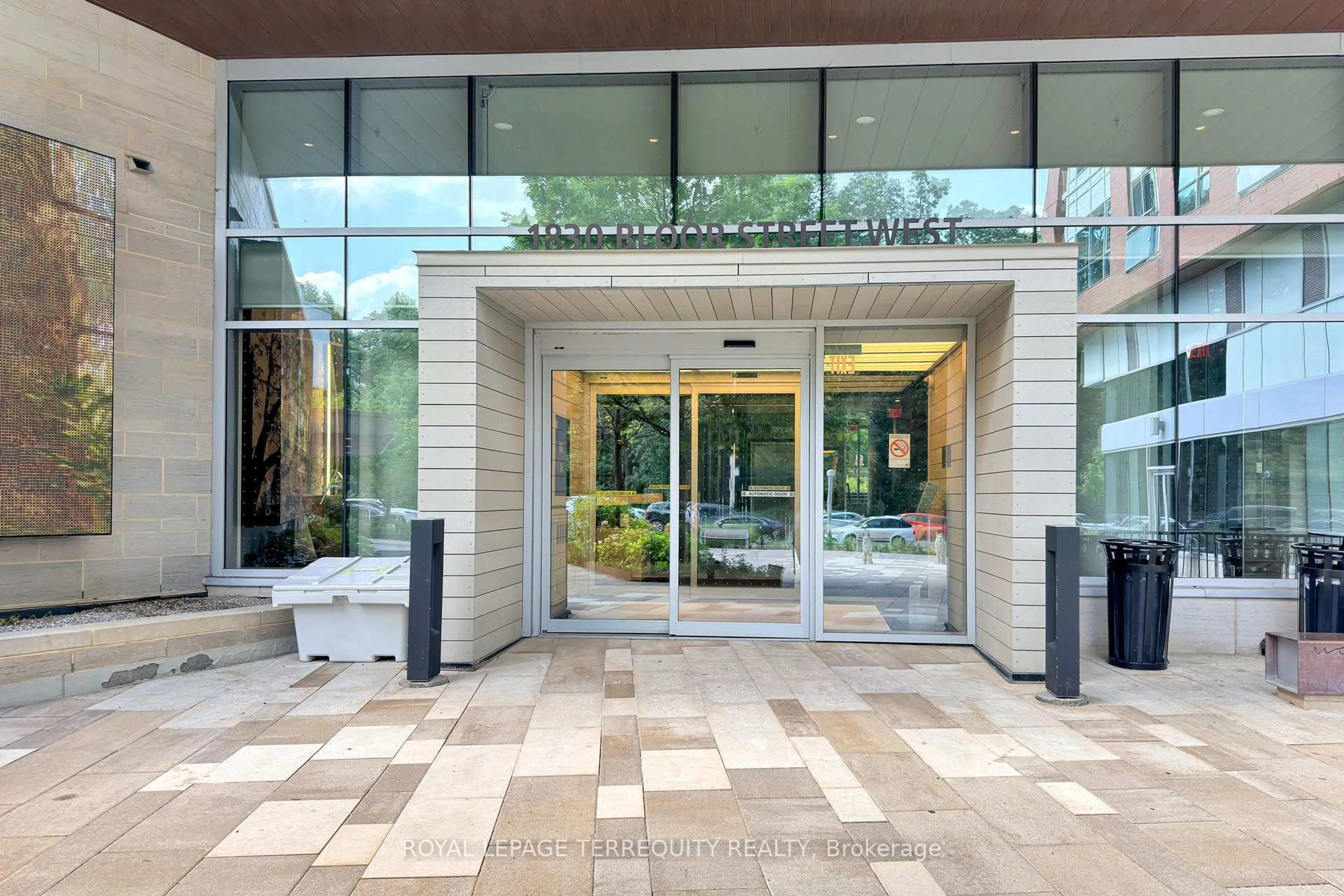 Indoor foyer for 1830 Bloor St #LPH 02, Toronto Ontario M6P 0A2