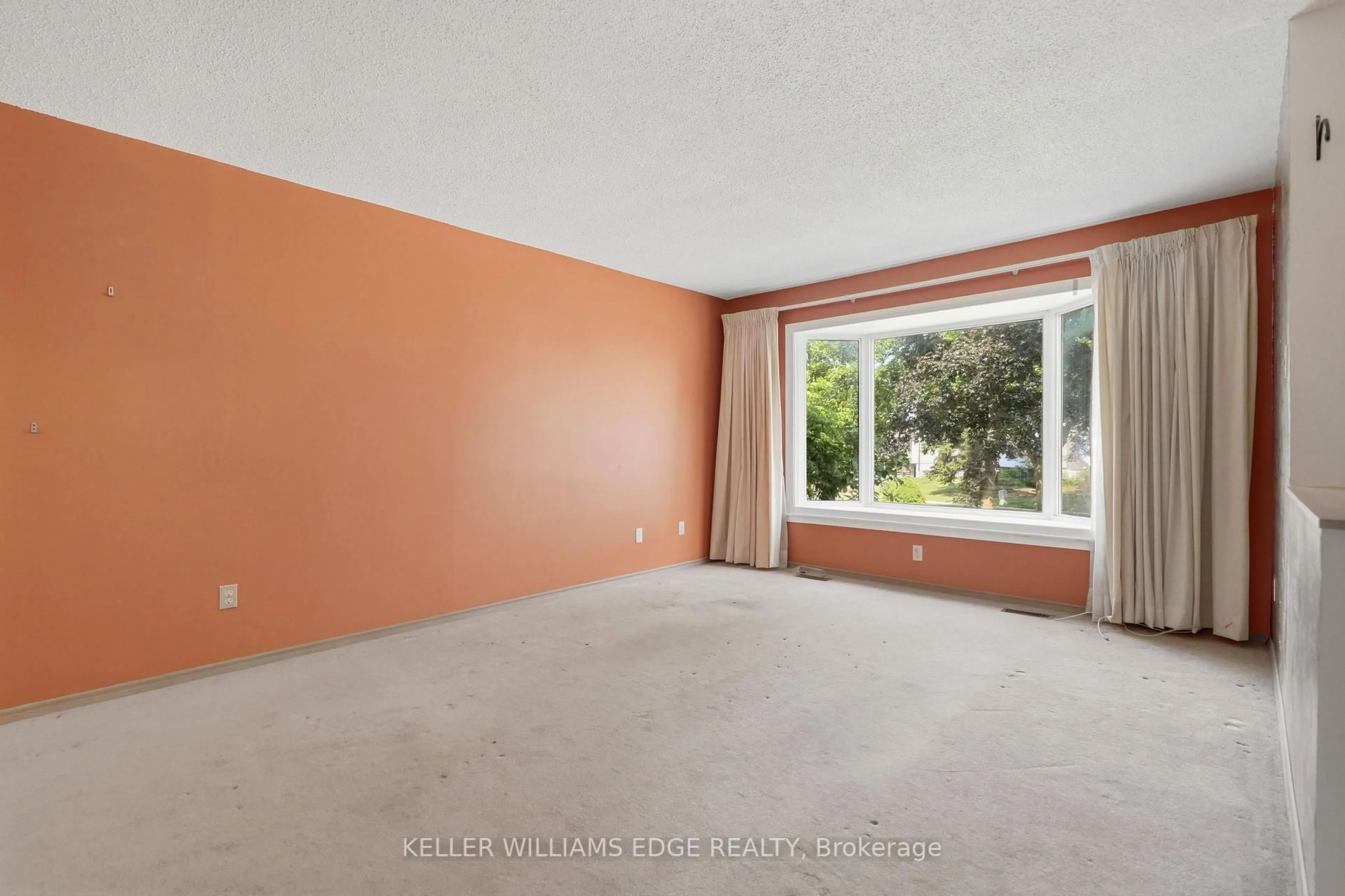 A pic of a room for 2410 Cavendish Dr, Burlington Ontario L7P 3B9