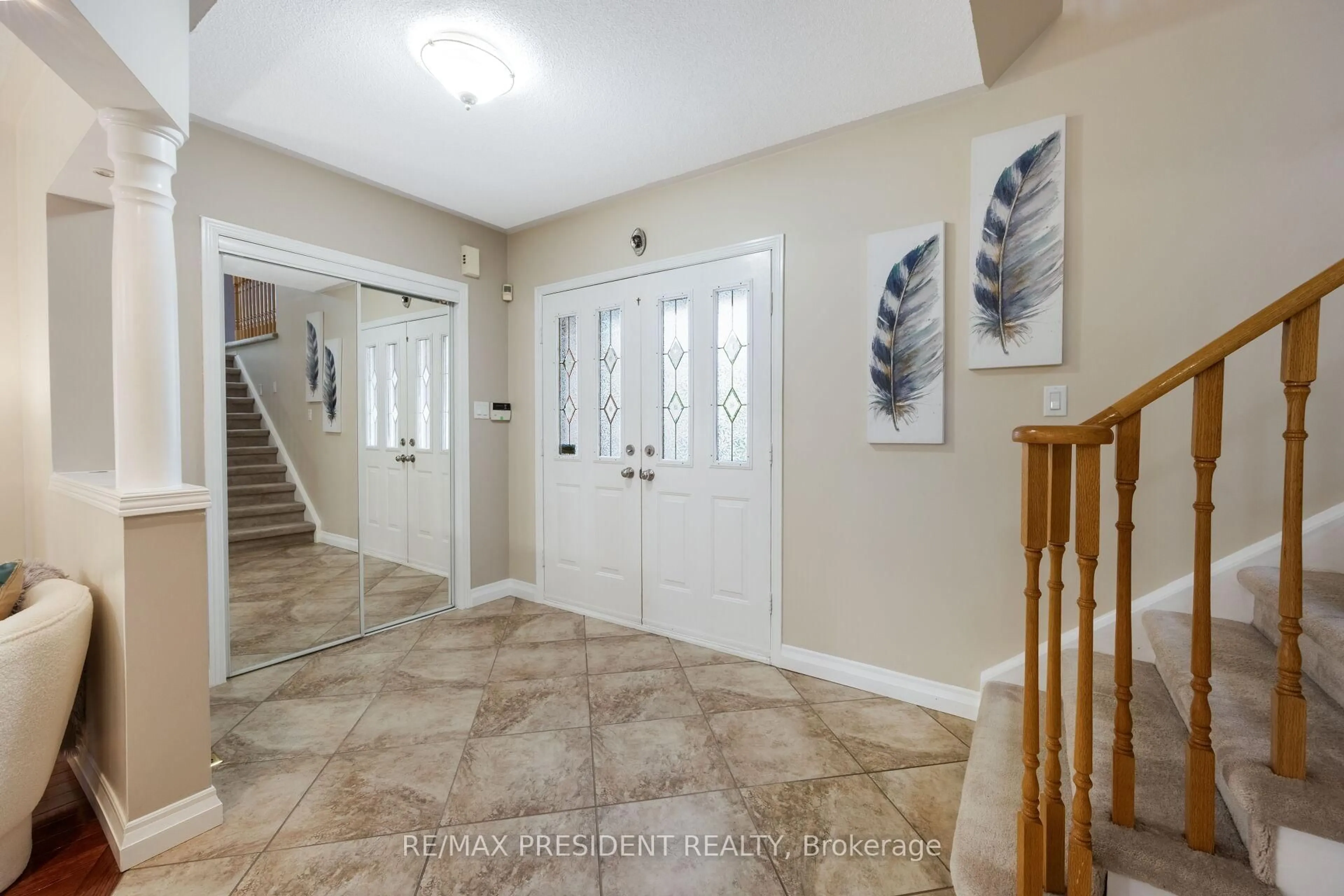 Indoor entryway for 2139 Westmount Dr, Oakville Ontario L6M 3N8