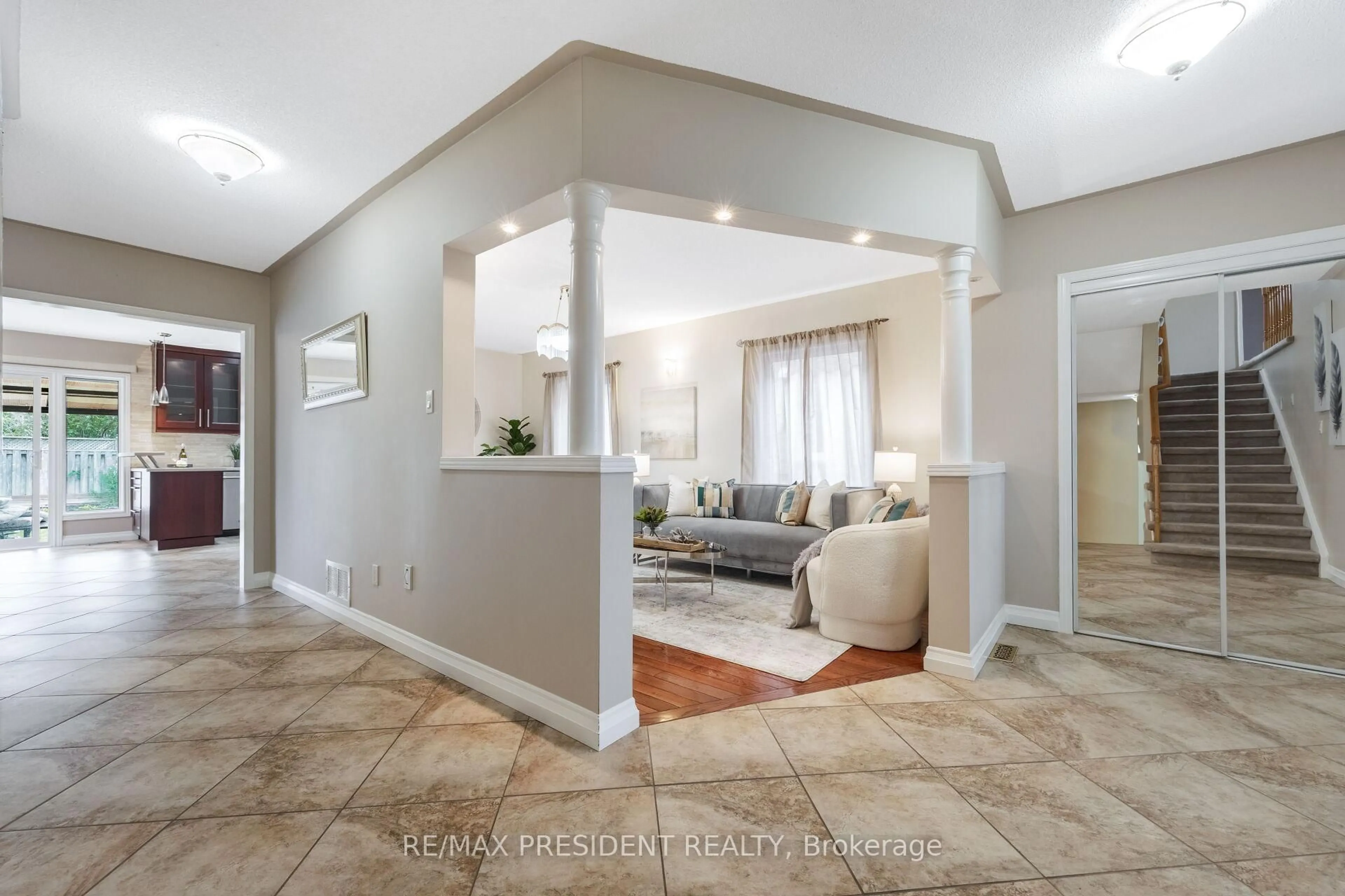 Indoor entryway for 2139 Westmount Dr, Oakville Ontario L6M 3N8