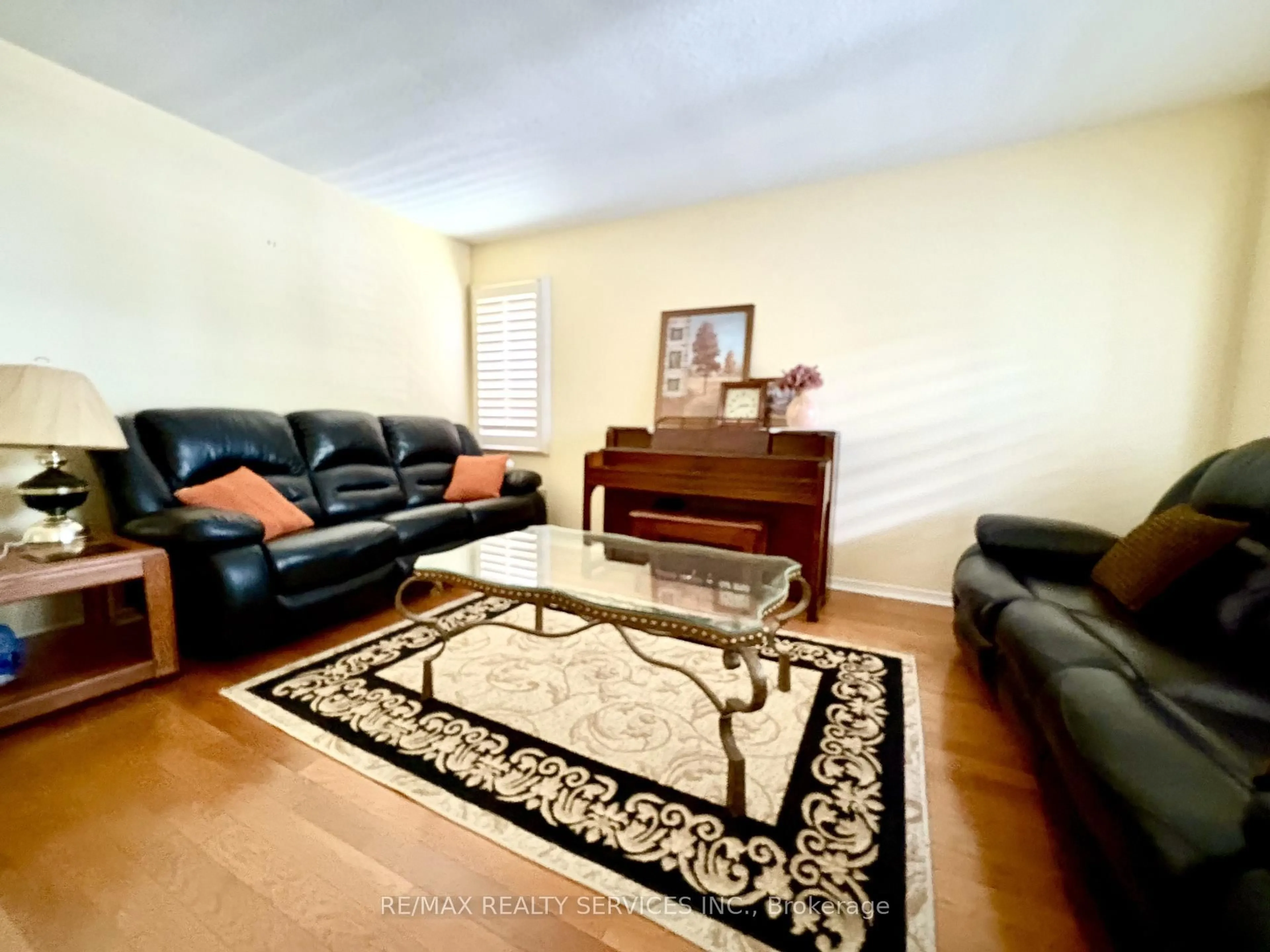 Living room with furniture, unknown for 4460 Ashley Ave, Mississauga Ontario L5R 2A2