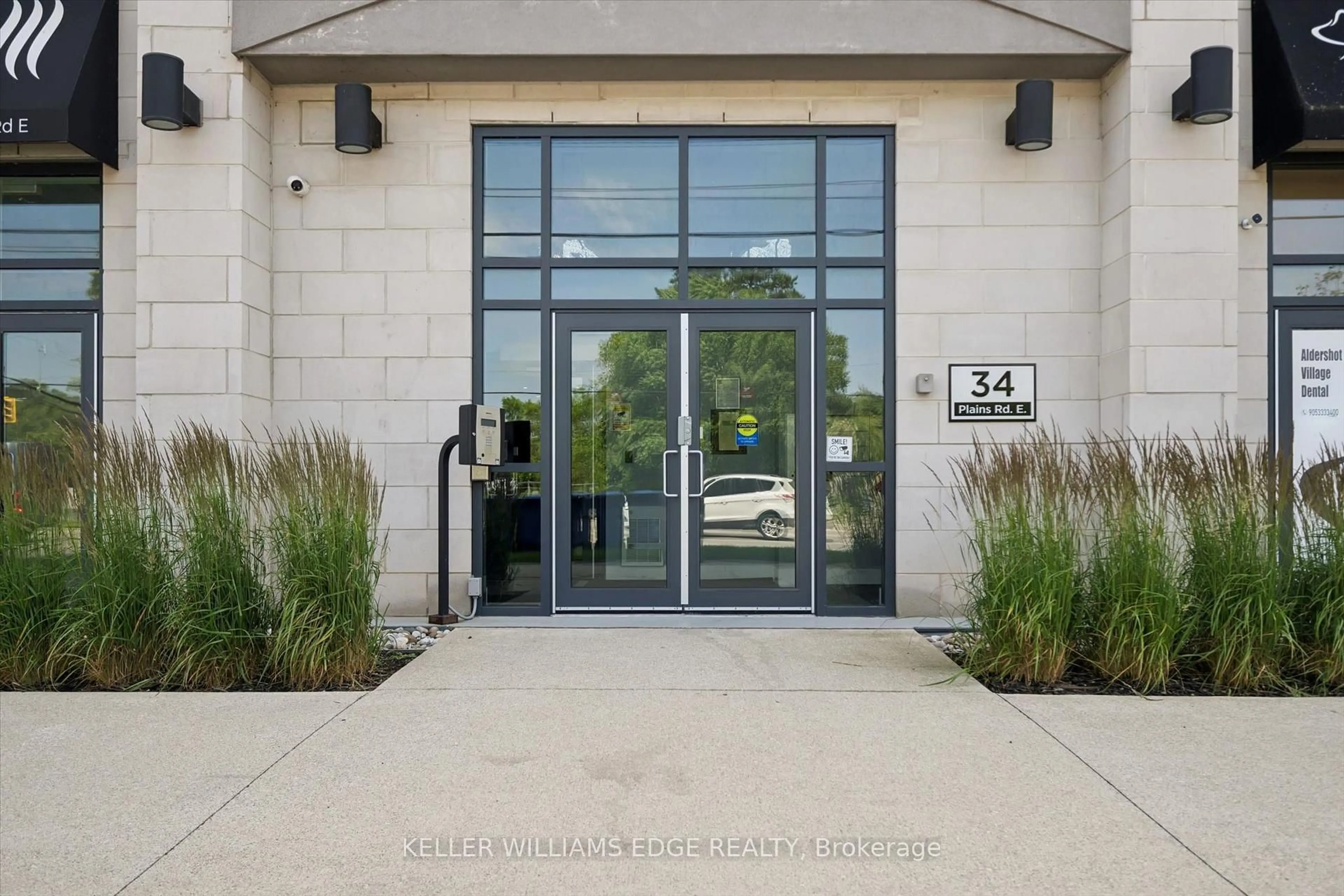 Indoor foyer for 34 Plains Rd #208, Burlington Ontario L7T 0B9