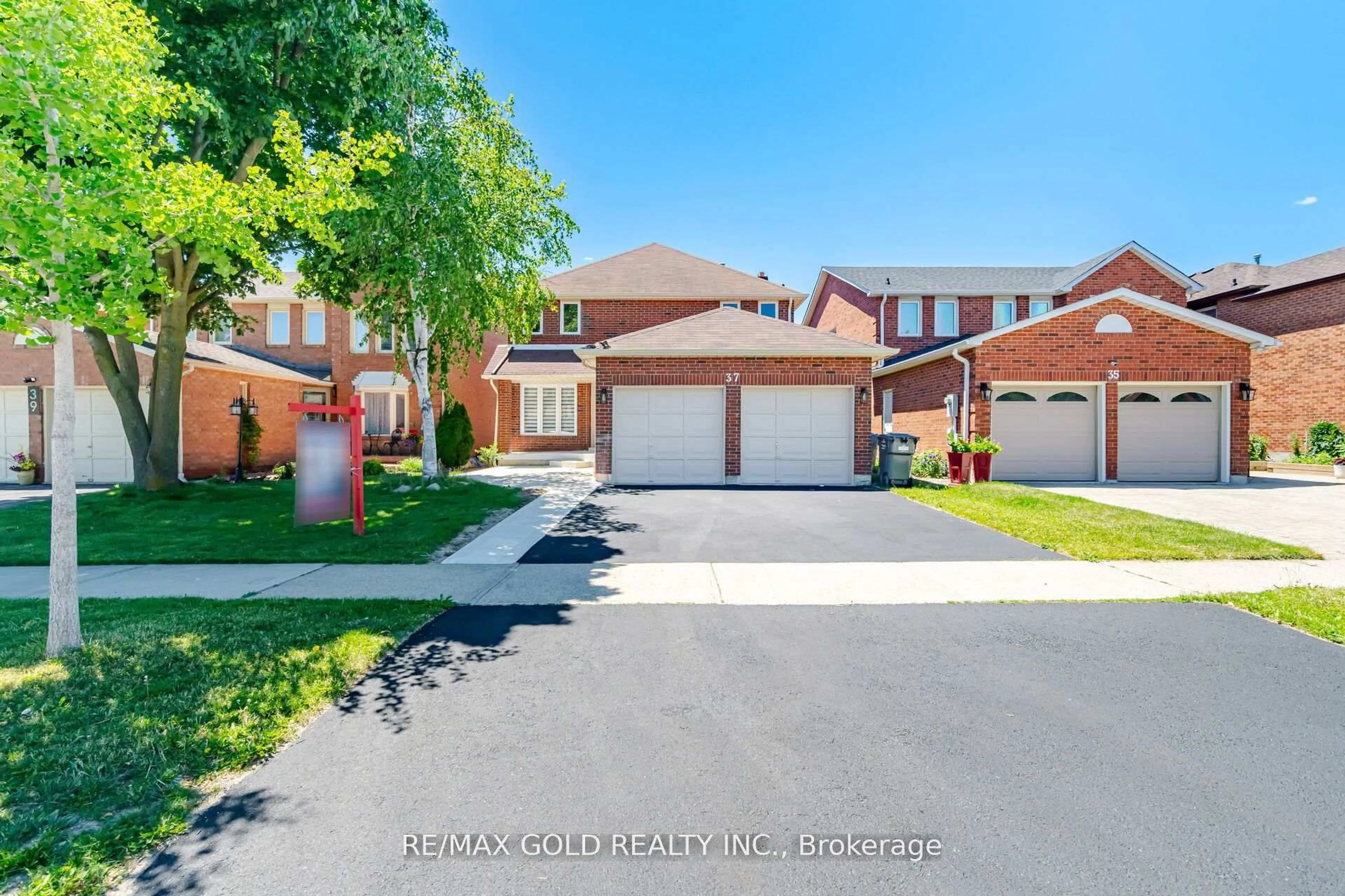 A pic from outside/outdoor area/front of a property/back of a property/a pic from drone, street for 37 Lord Simcoe Dr, Brampton Ontario L6S 5H4