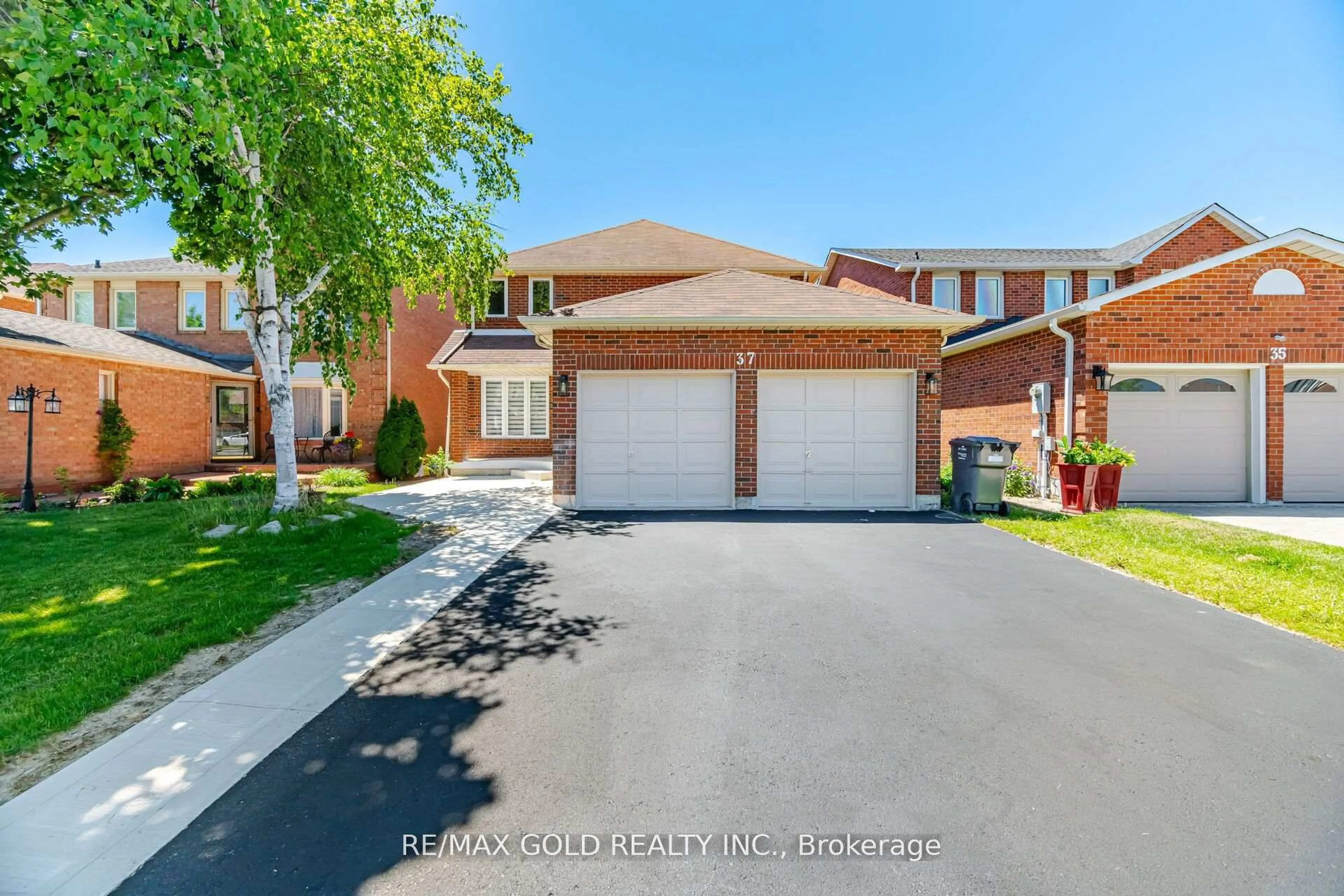A pic from outside/outdoor area/front of a property/back of a property/a pic from drone, street for 37 Lord Simcoe Dr, Brampton Ontario L6S 5H4