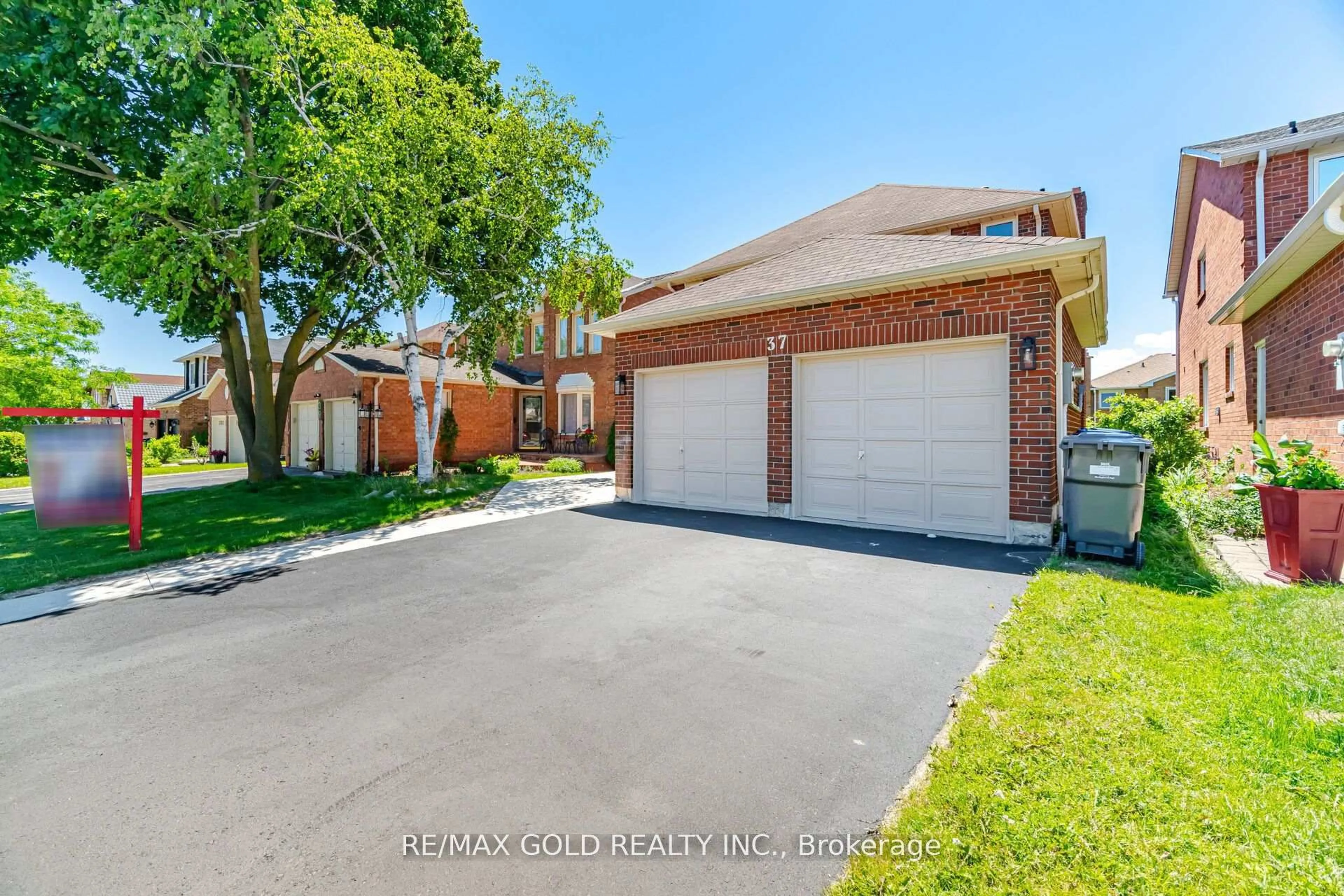 A pic from outside/outdoor area/front of a property/back of a property/a pic from drone, street for 37 Lord Simcoe Dr, Brampton Ontario L6S 5H4