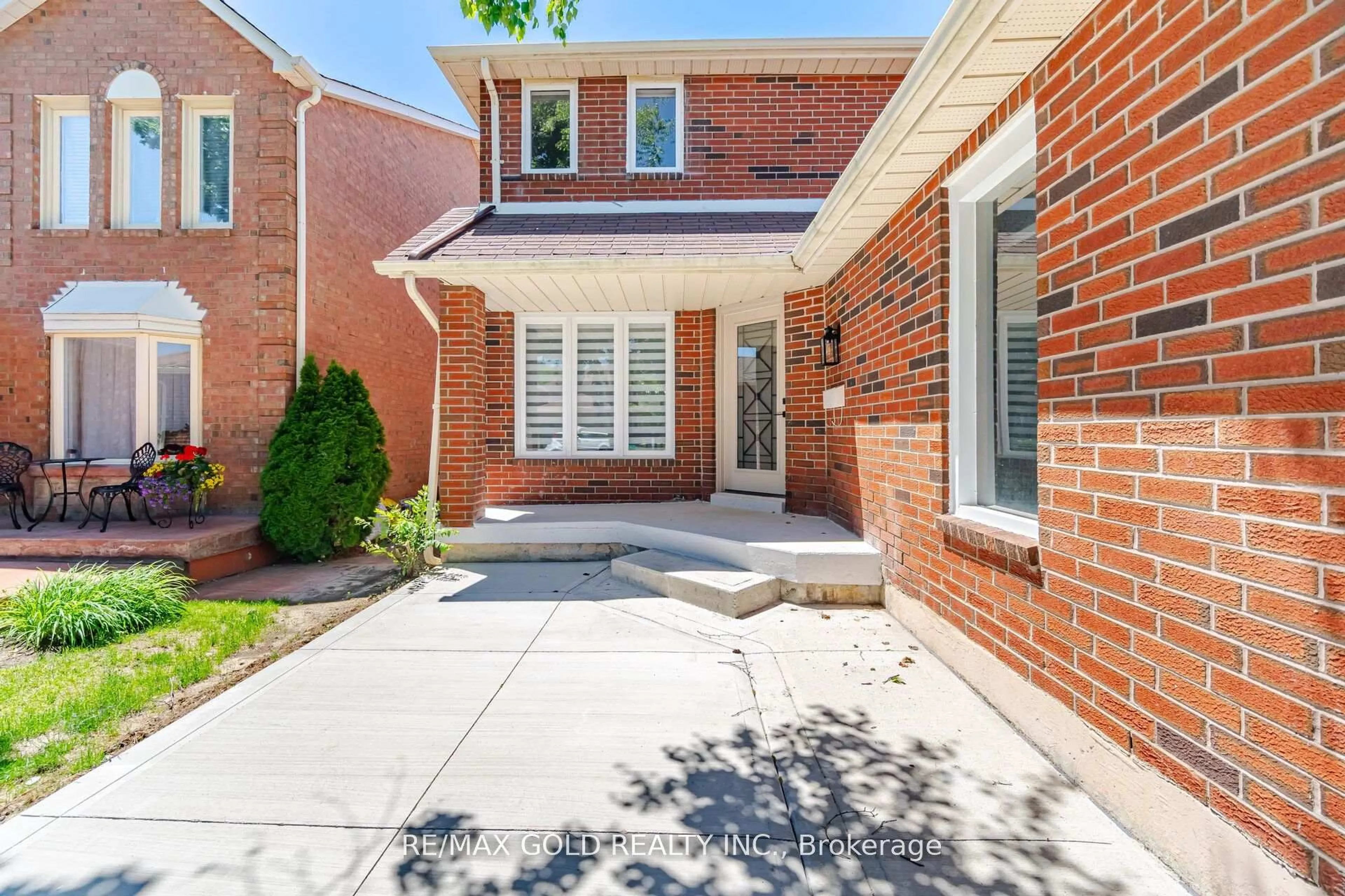 Home with brick exterior material, street for 37 Lord Simcoe Dr, Brampton Ontario L6S 5H4