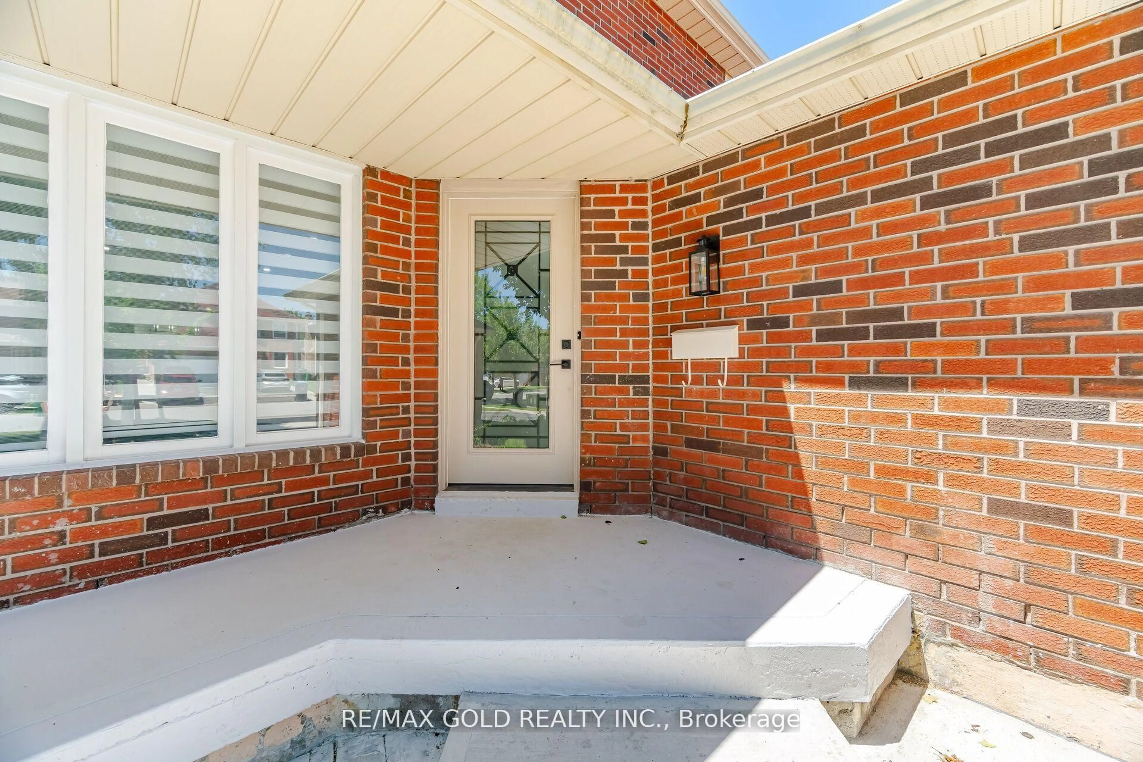 Home with brick exterior material, street for 37 Lord Simcoe Dr, Brampton Ontario L6S 5H4