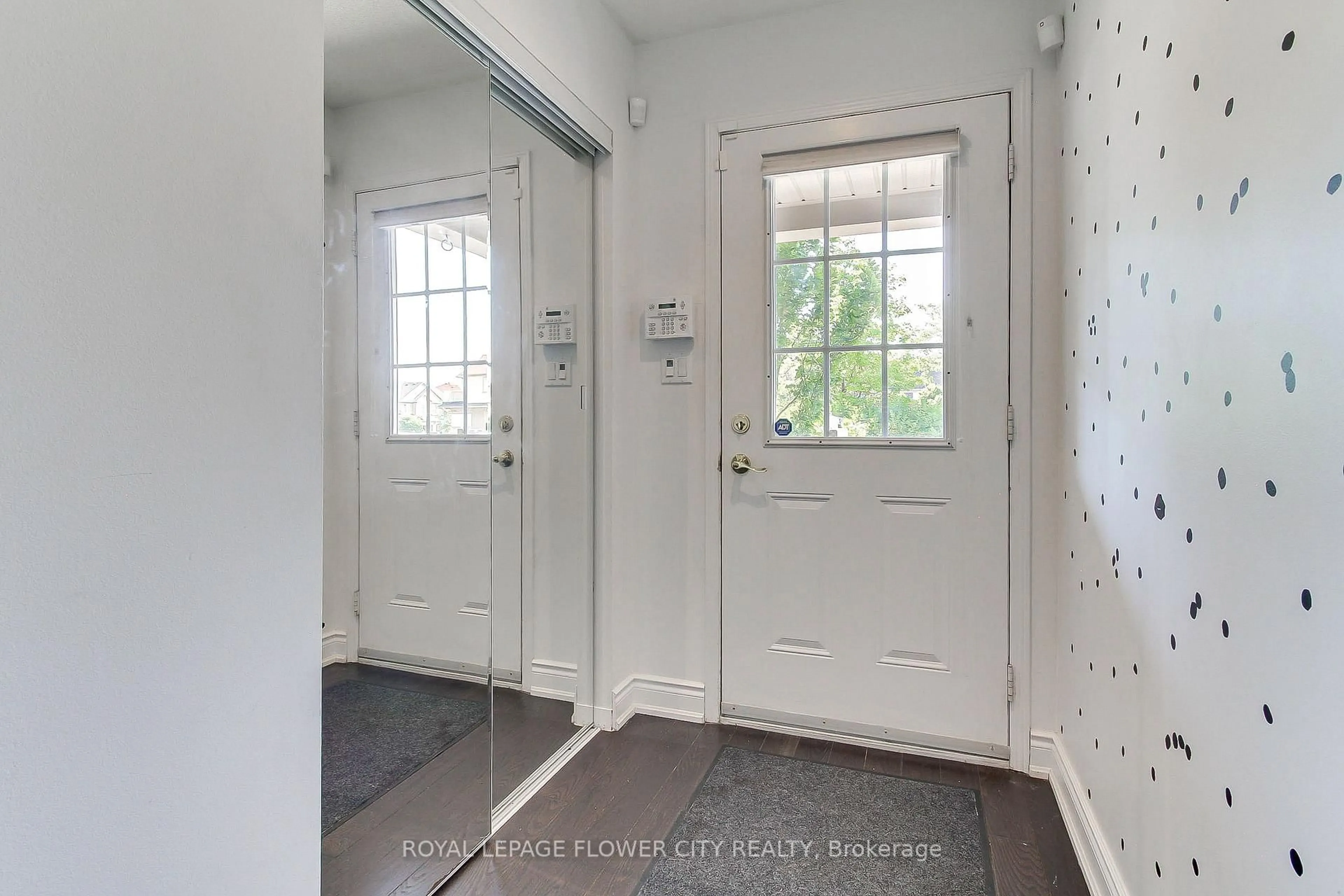 Indoor entryway for 3950 Erin Centre Blvd #3, Mississauga Ontario L5M 0A5