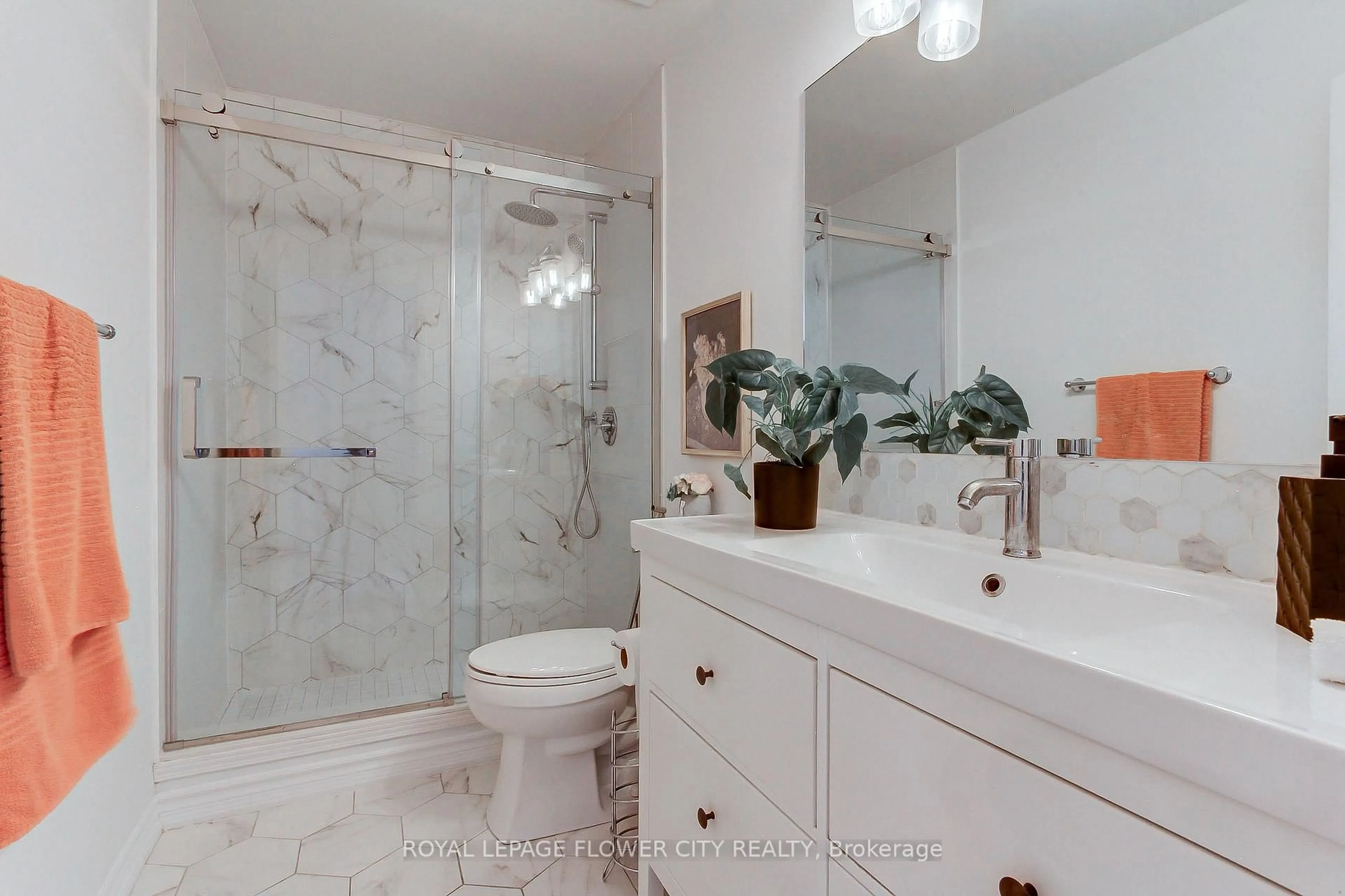 Standard bathroom, ceramic/tile floor for 3950 Erin Centre Blvd #3, Mississauga Ontario L5M 0A5