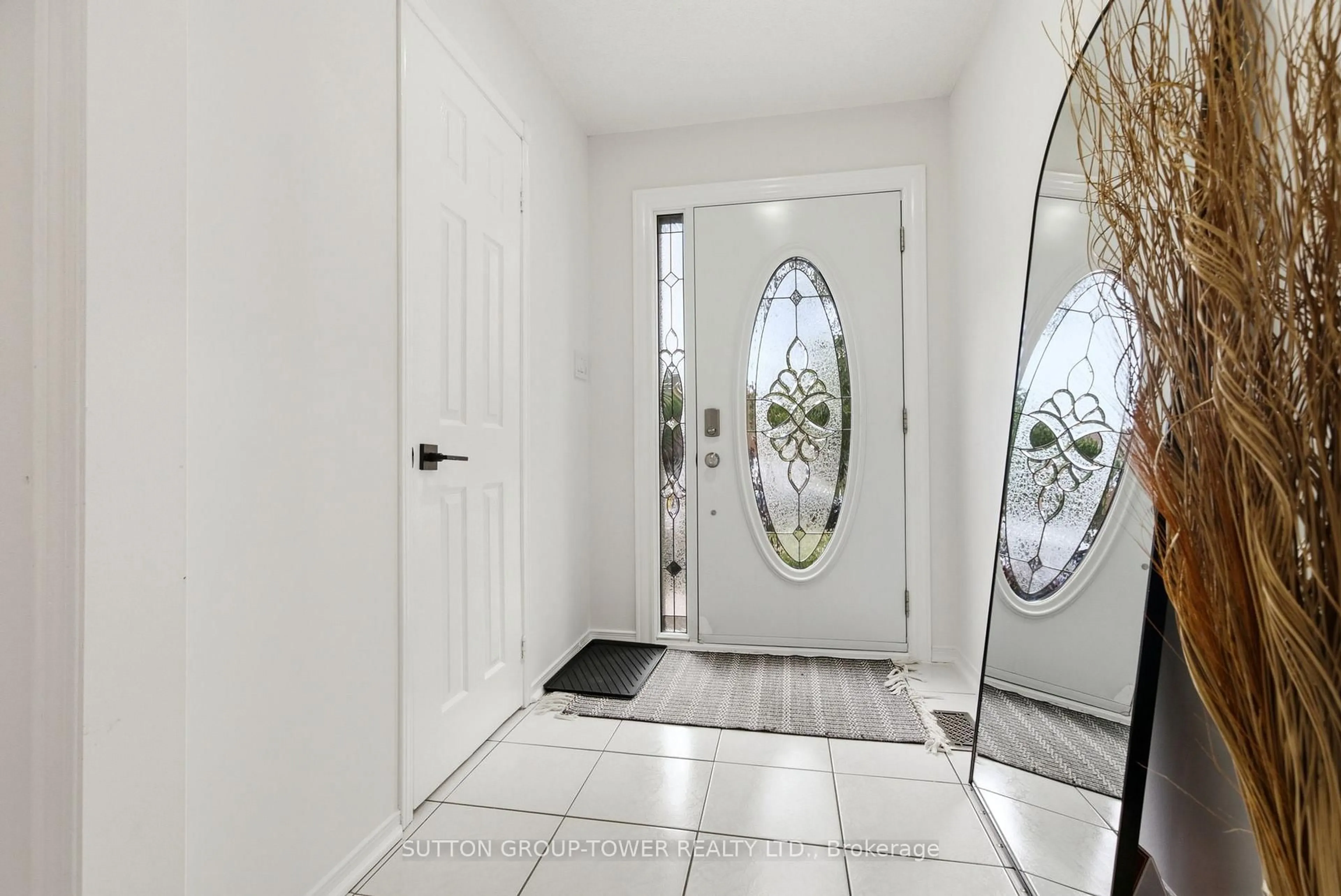 Indoor entryway for 5035 Moulin Rouge Cres, Mississauga Ontario L5V 1R6