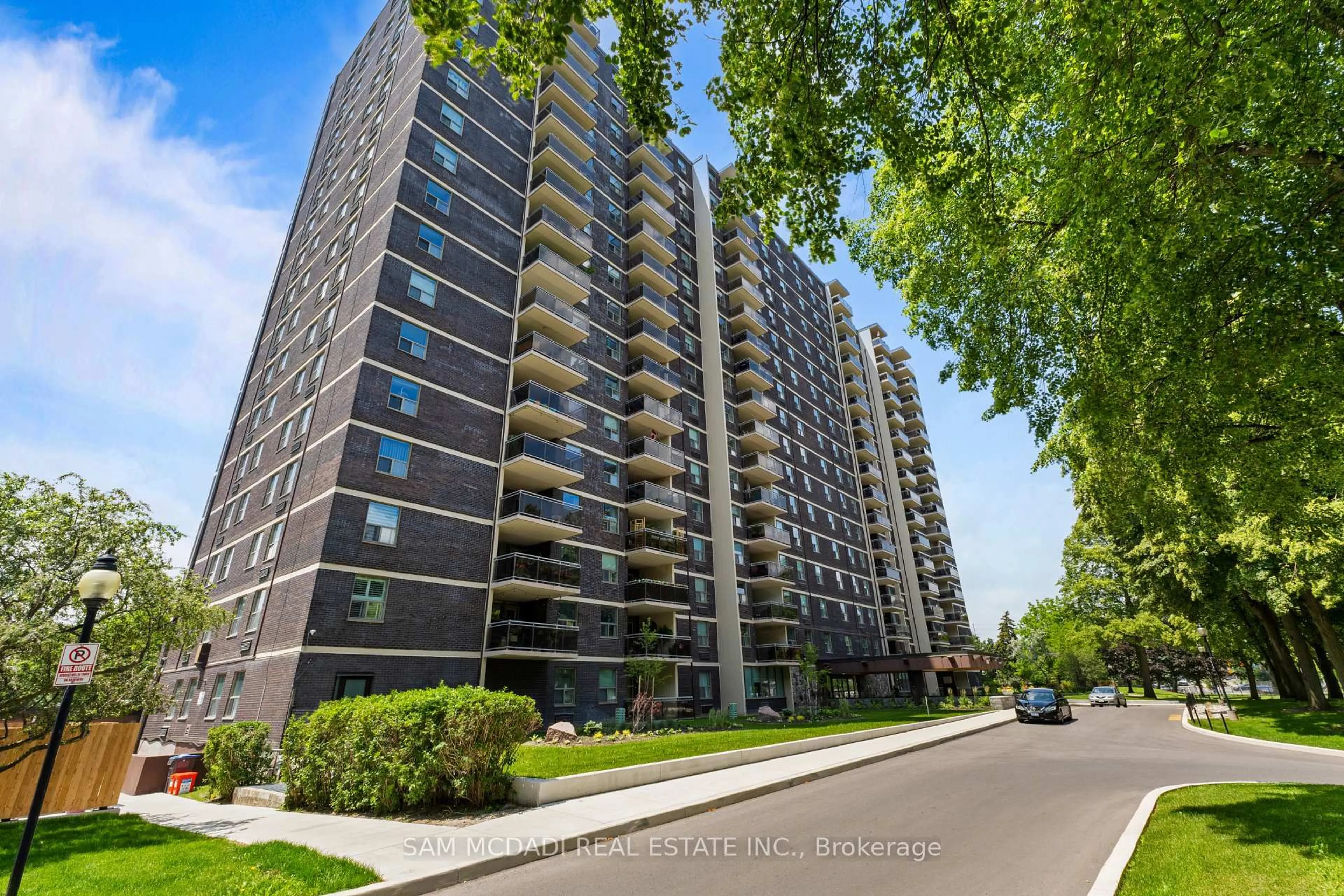 A pic from outside/outdoor area/front of a property/back of a property/a pic from drone, street for 966 Inverhouse Dr #412, Mississauga Ontario L5J 4B6