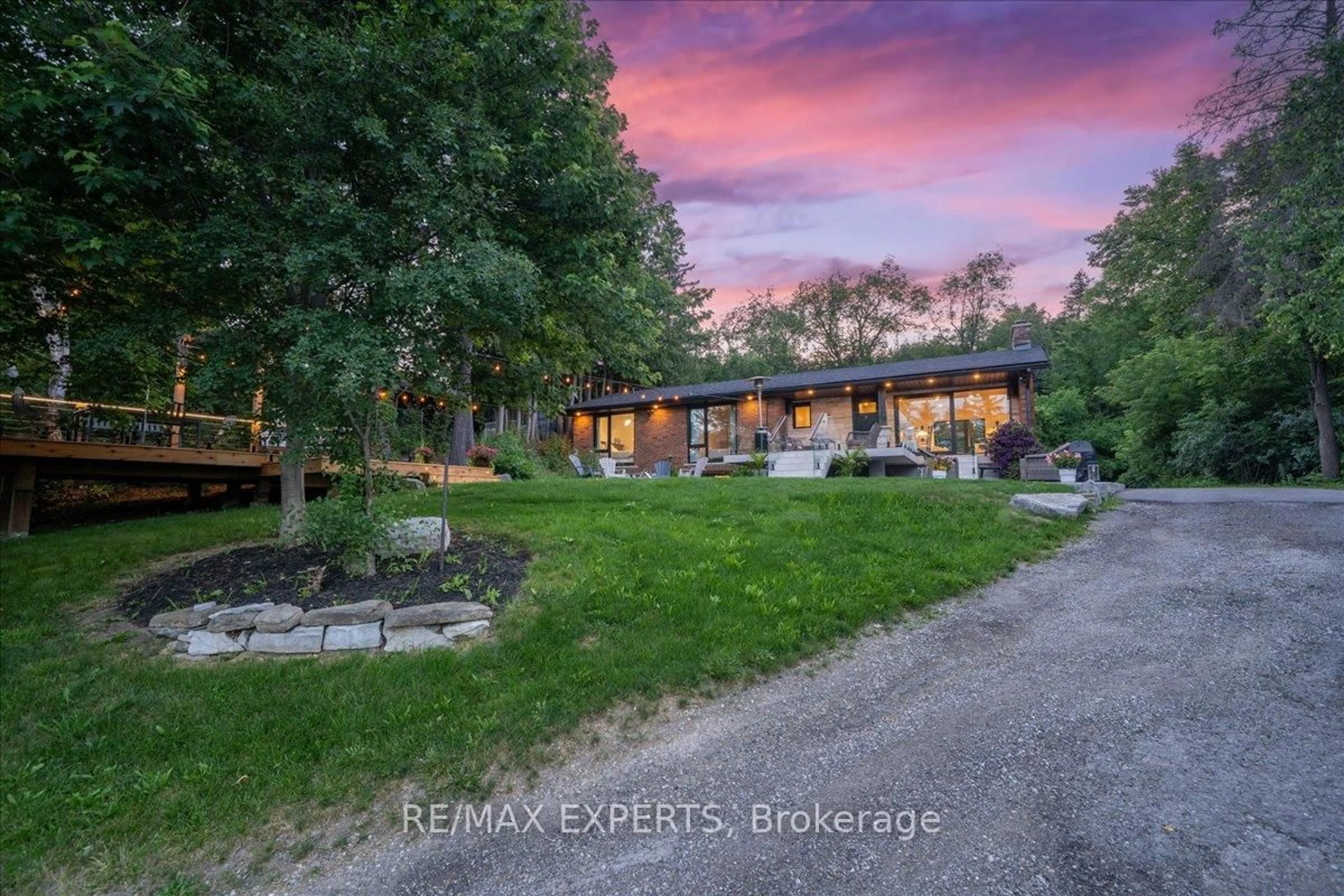 A pic from outside/outdoor area/front of a property/back of a property/a pic from drone, street for 525 King St, Caledon Ontario L7E 0V2