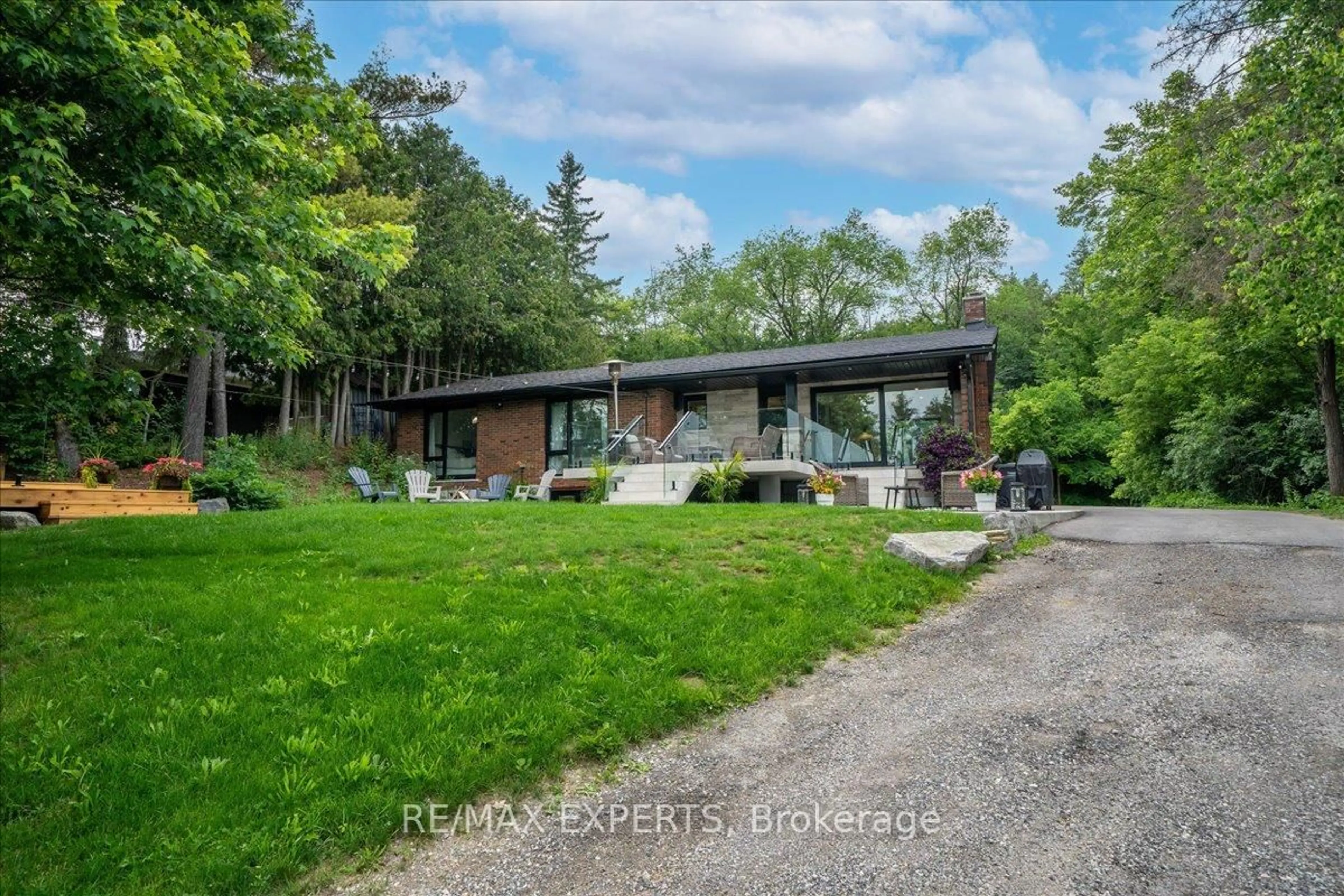 A pic from outside/outdoor area/front of a property/back of a property/a pic from drone, street for 525 King St, Caledon Ontario L7E 0V2