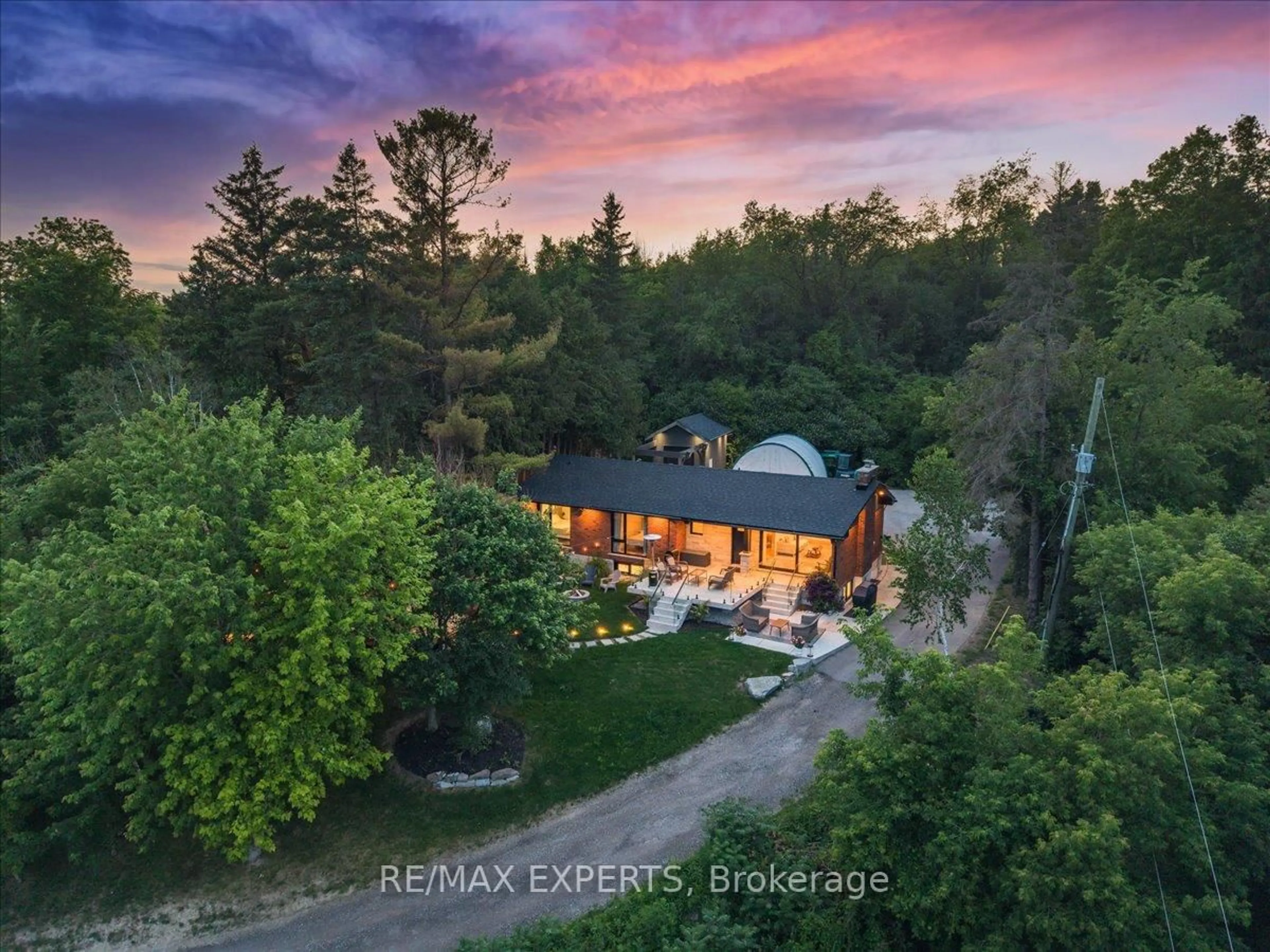 A pic from outside/outdoor area/front of a property/back of a property/a pic from drone, unknown for 525 King St, Caledon Ontario L7E 0V2