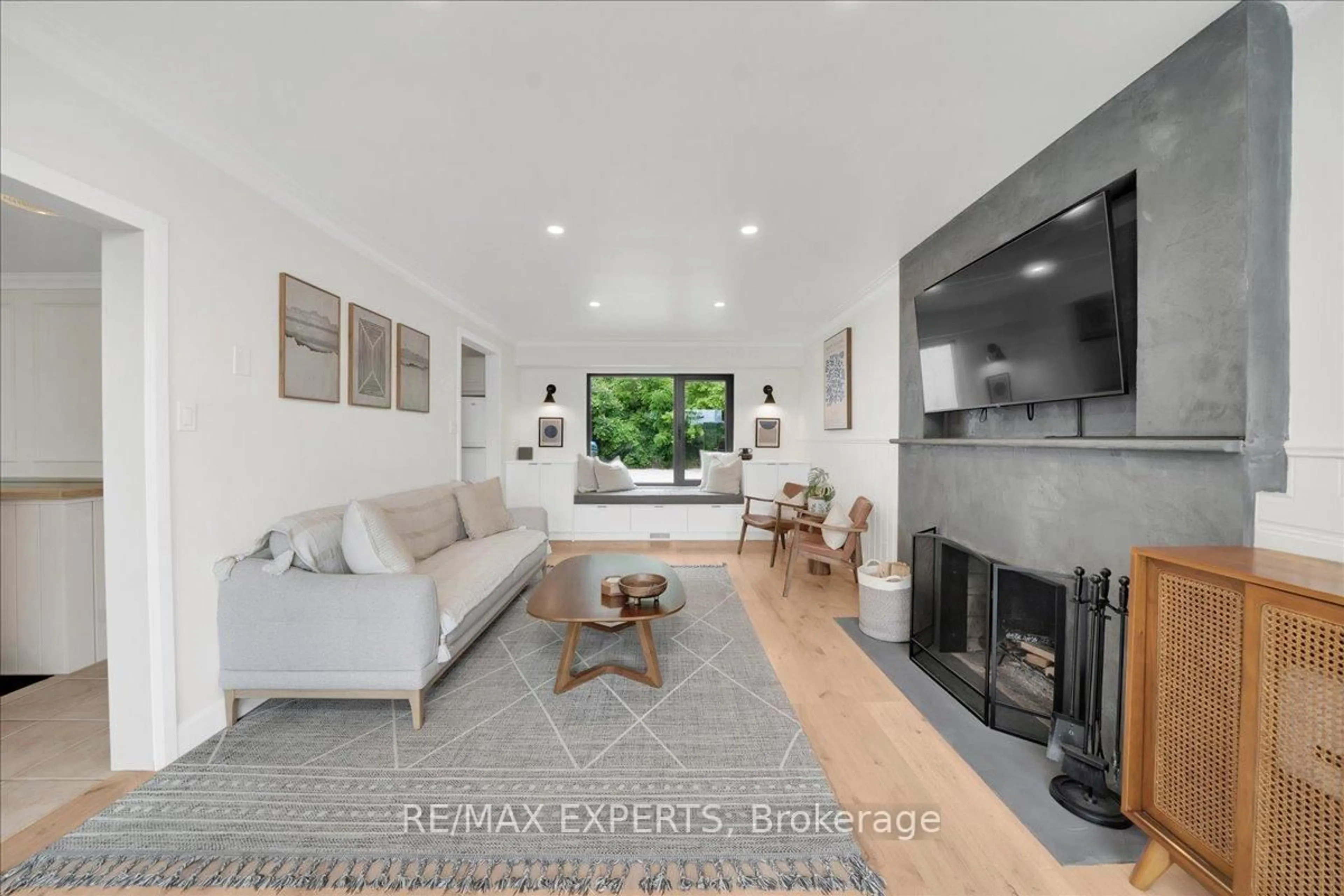 Living room with furniture, unknown for 525 King St, Caledon Ontario L7E 0V2