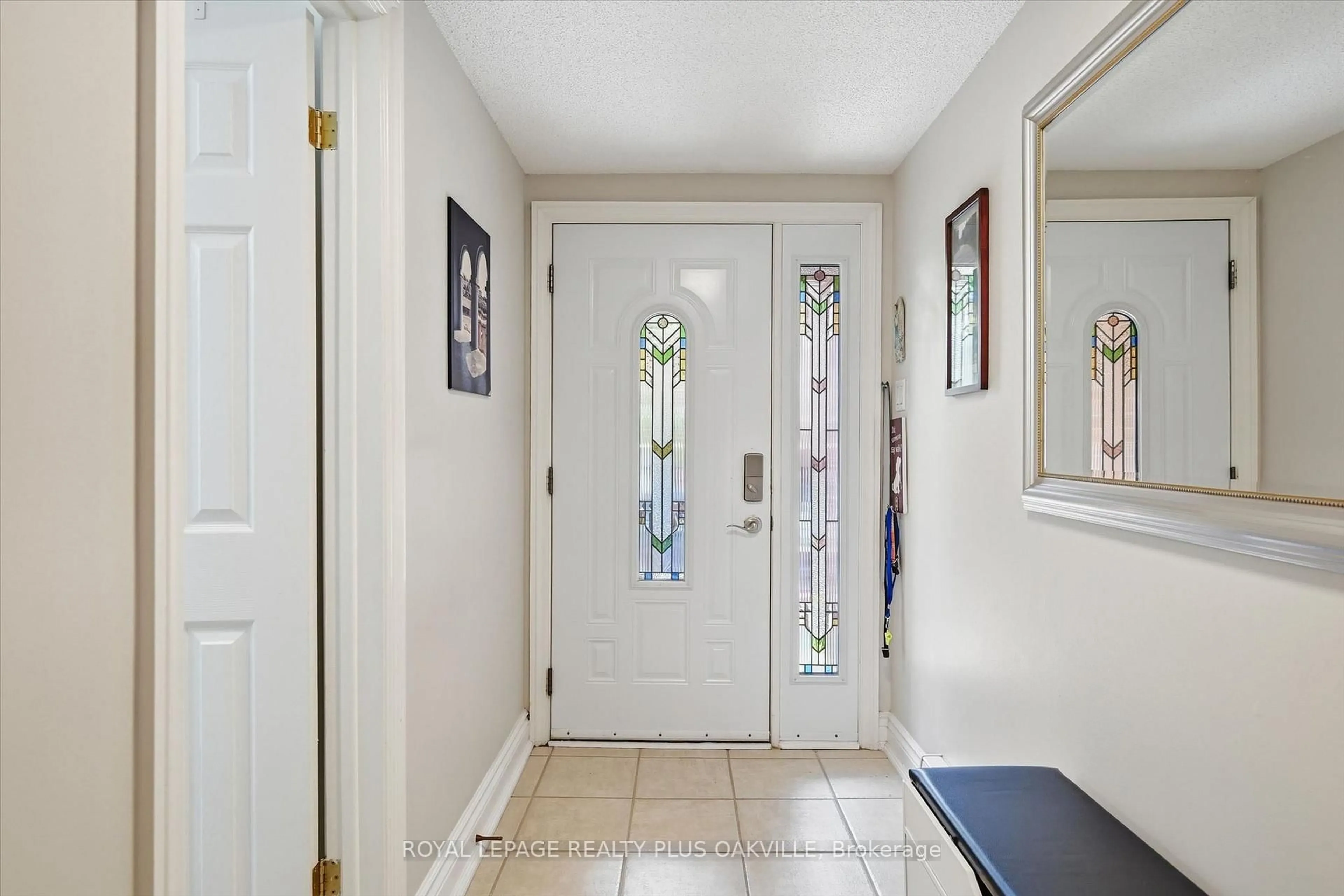 Indoor entryway for 530 Falgarwood Dr #14, Oakville Ontario L6H 1N3