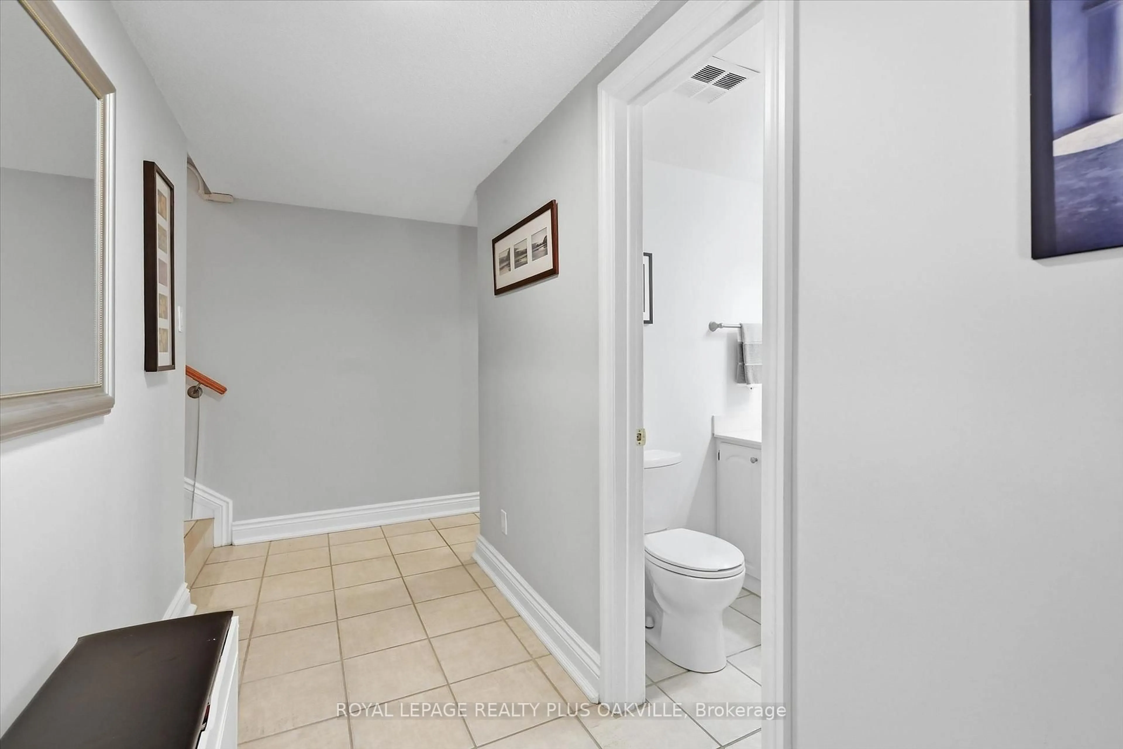 Standard bathroom, ceramic/tile floor for 530 Falgarwood Dr #14, Oakville Ontario L6H 1N3