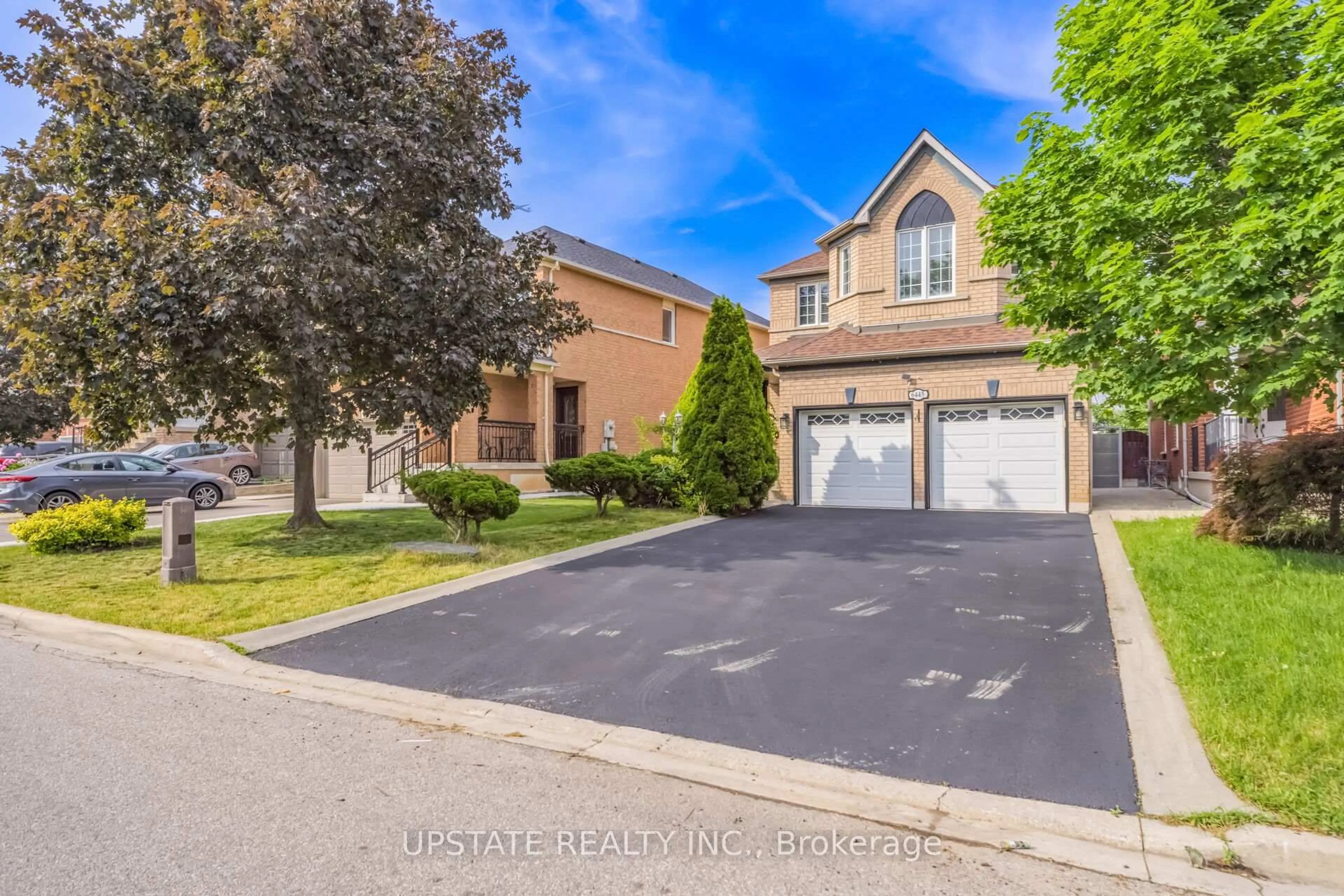 A pic from outside/outdoor area/front of a property/back of a property/a pic from drone, street for 6445 Valiant Hts, Mississauga Ontario L5W 1E2