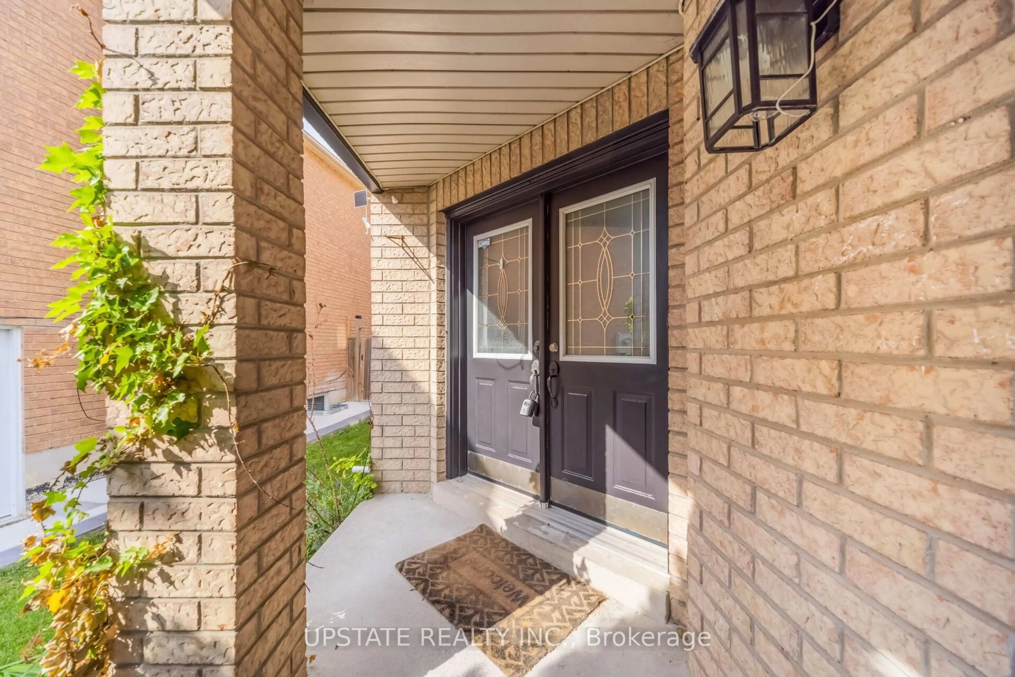 Indoor entryway for 6445 Valiant Hts, Mississauga Ontario L5W 1E2