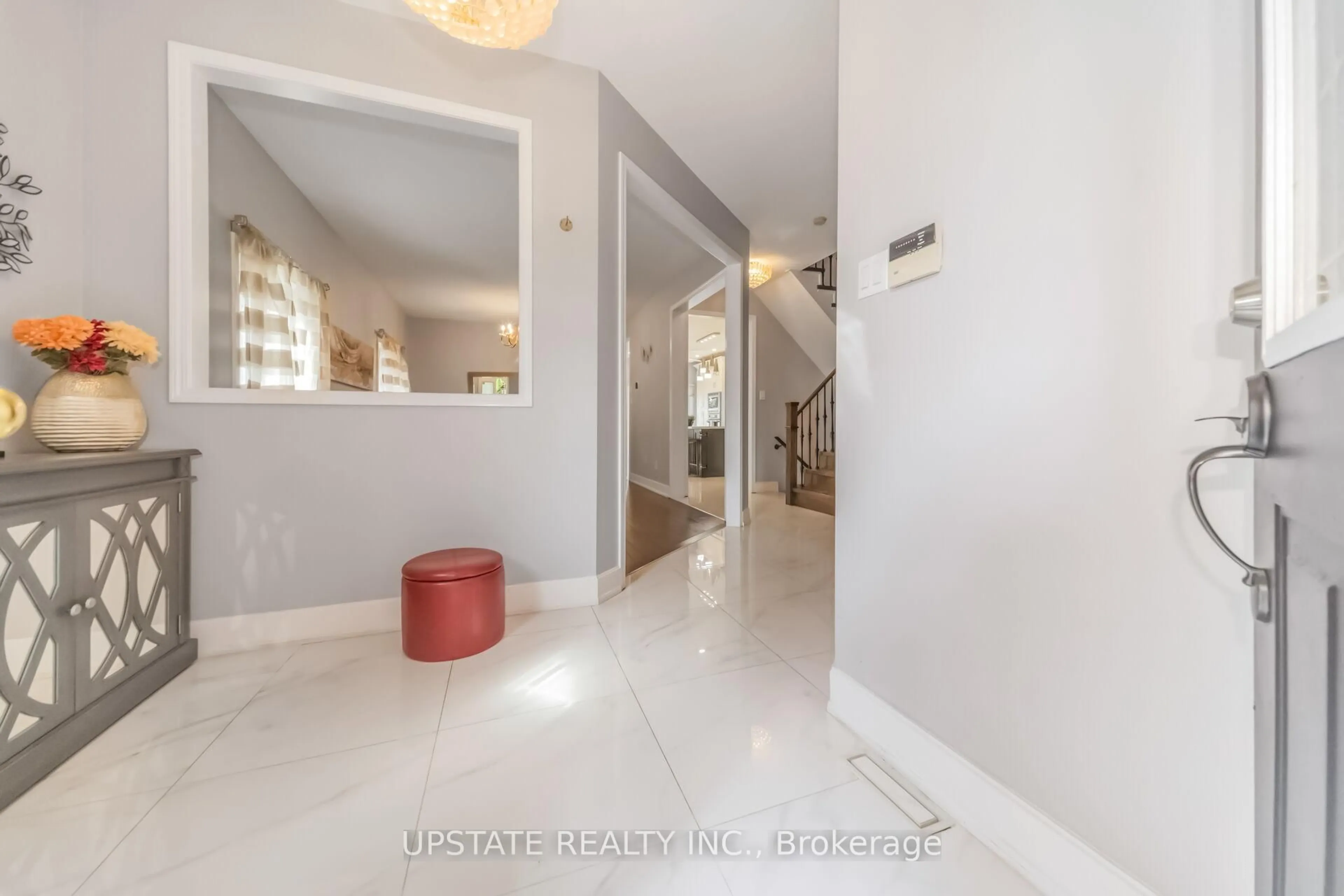 Indoor entryway for 6445 Valiant Hts, Mississauga Ontario L5W 1E2