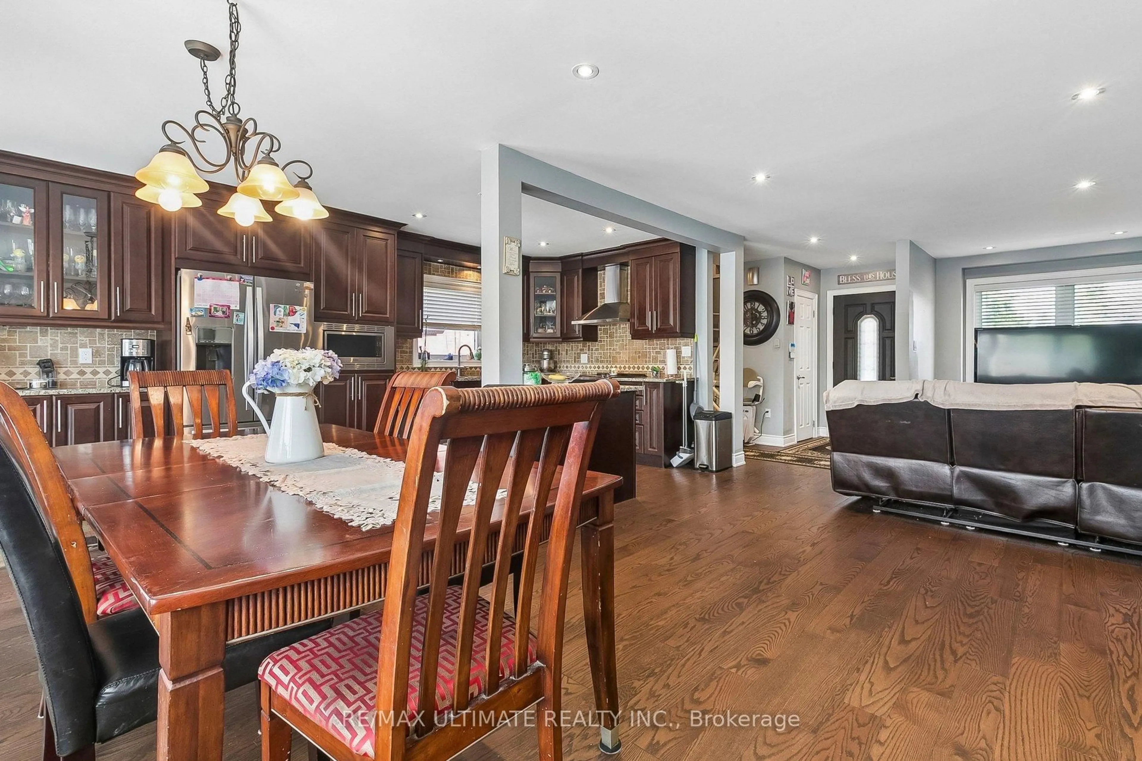 Open concept kitchen, wood/laminate floor for 75 Giltspur Dr, Toronto Ontario M3L 1M4