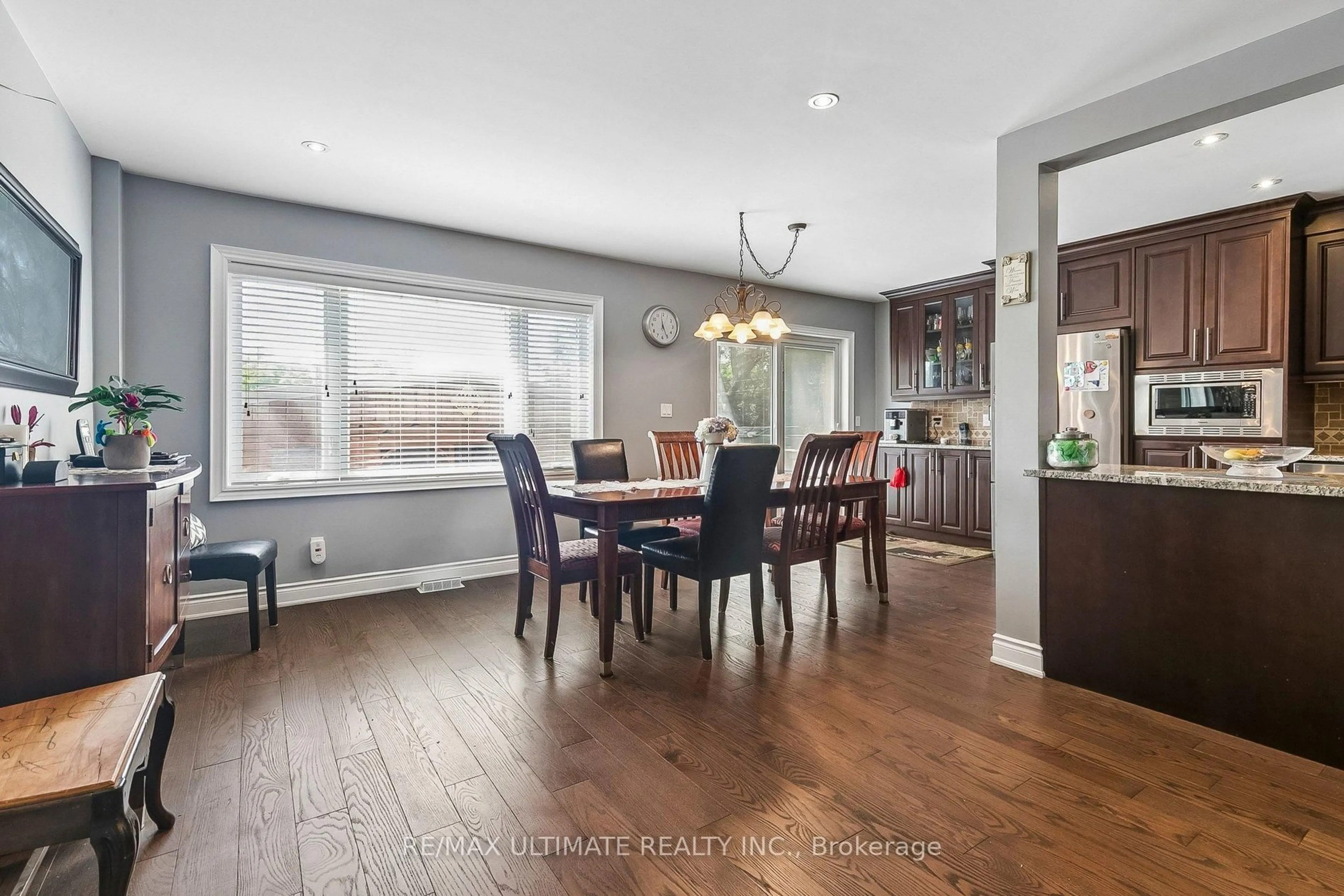 Dining room, wood/laminate floor for 75 Giltspur Dr, Toronto Ontario M3L 1M4