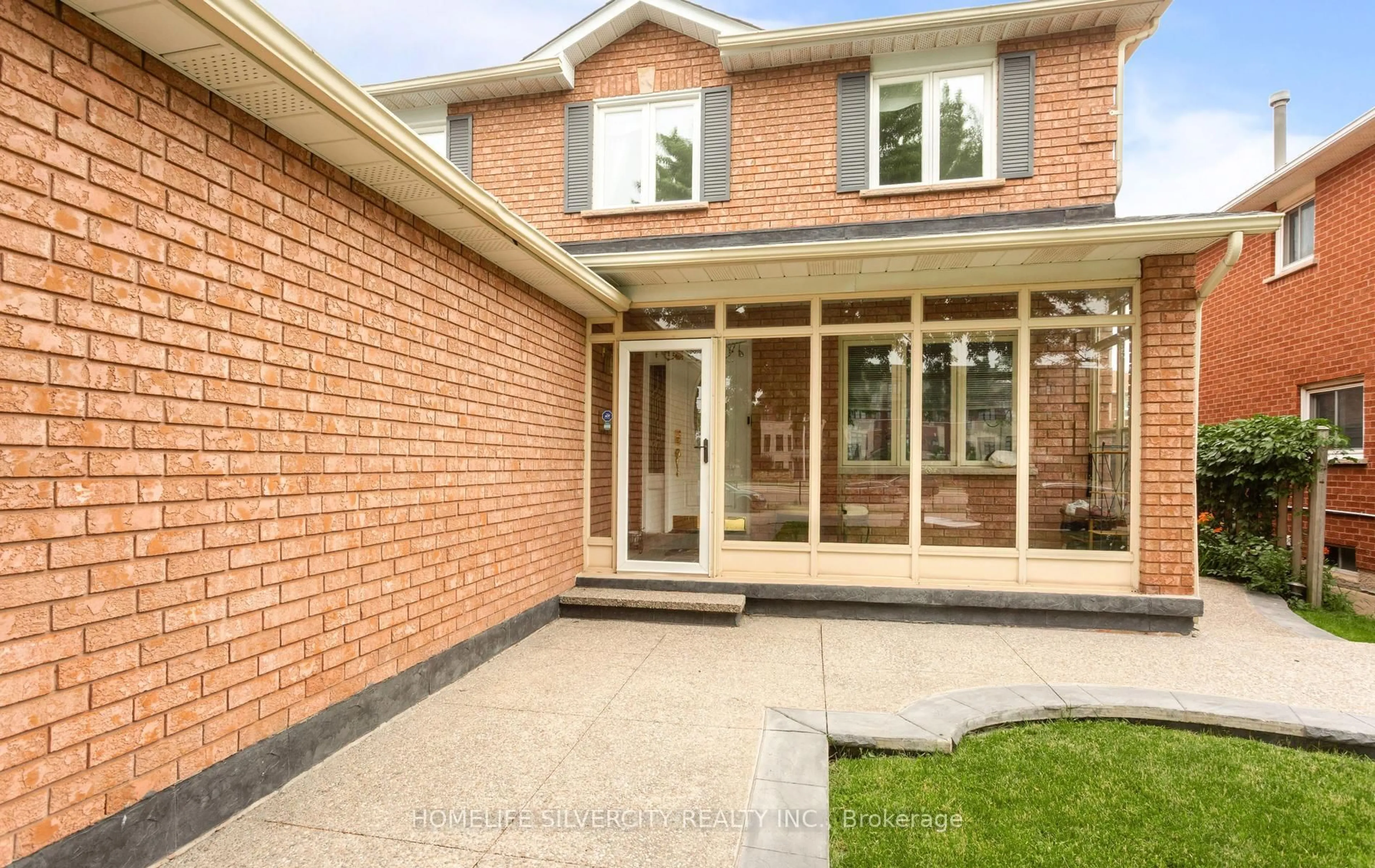 Home with brick exterior material, street for 303 Hickory Circ, Oakville Ontario L6H 4V3
