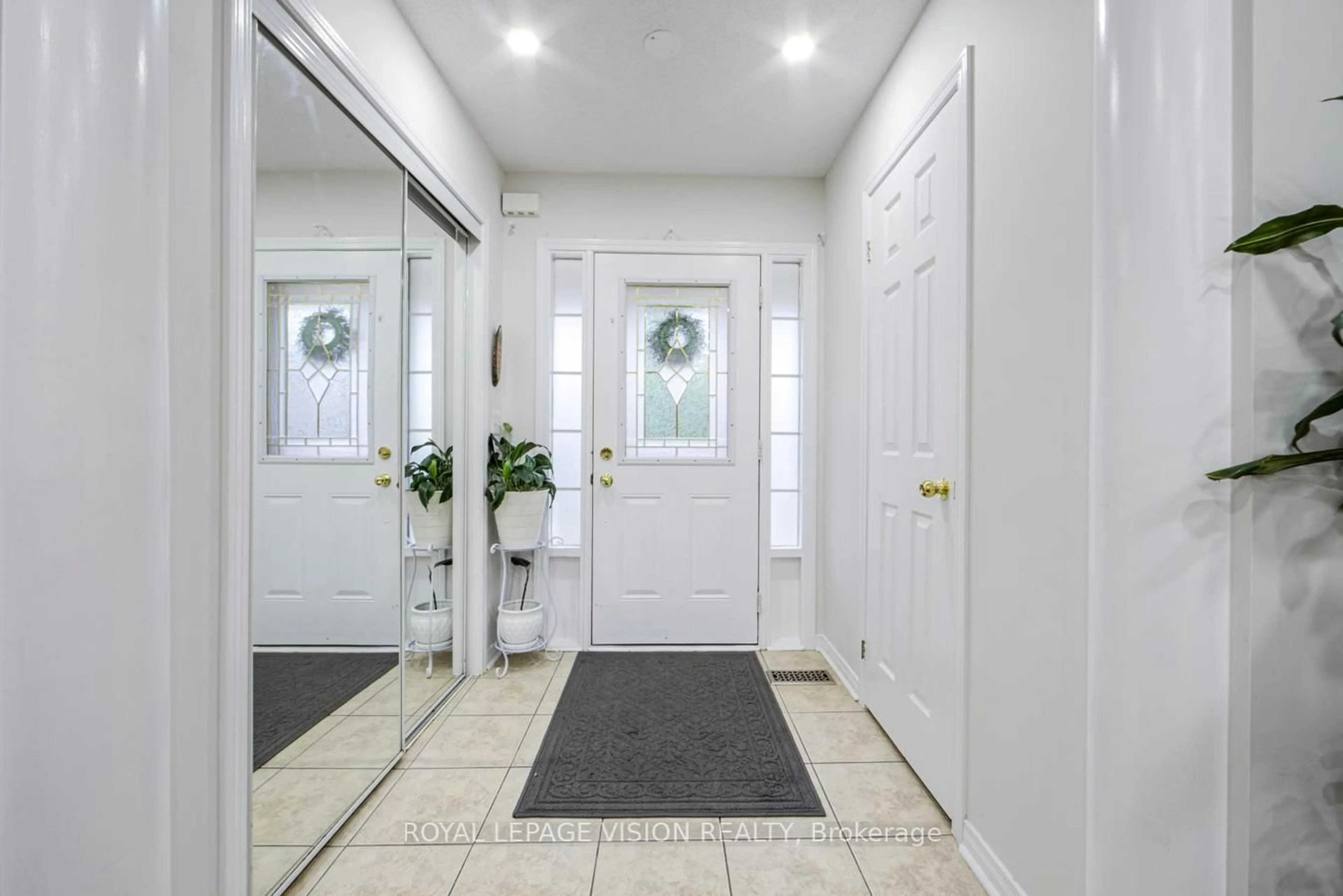 Indoor entryway for 359 Bussel Cres, Milton Ontario L9T 0W6