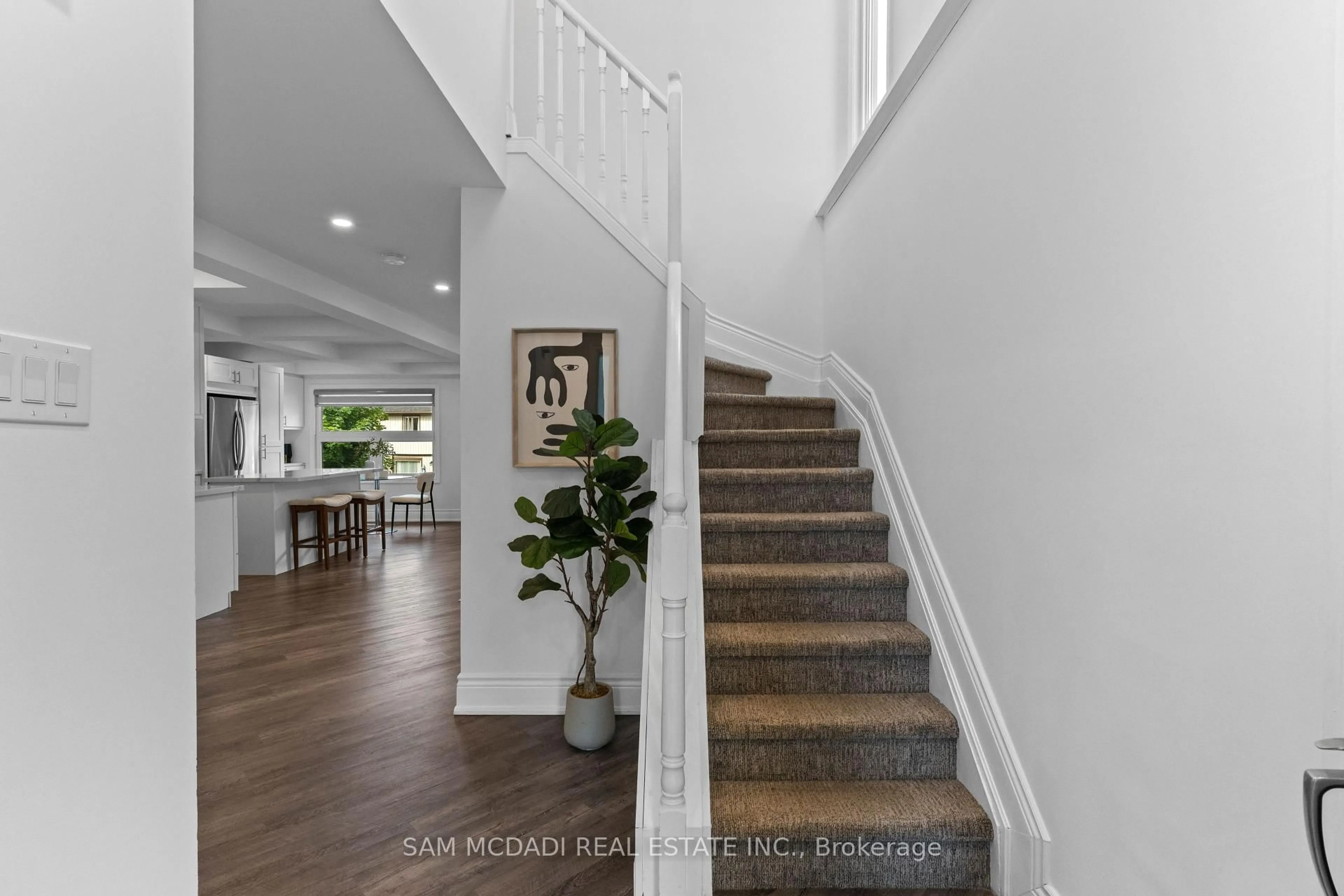 Indoor entryway for 3500 South Millway #27, Mississauga Ontario L5L 3T8