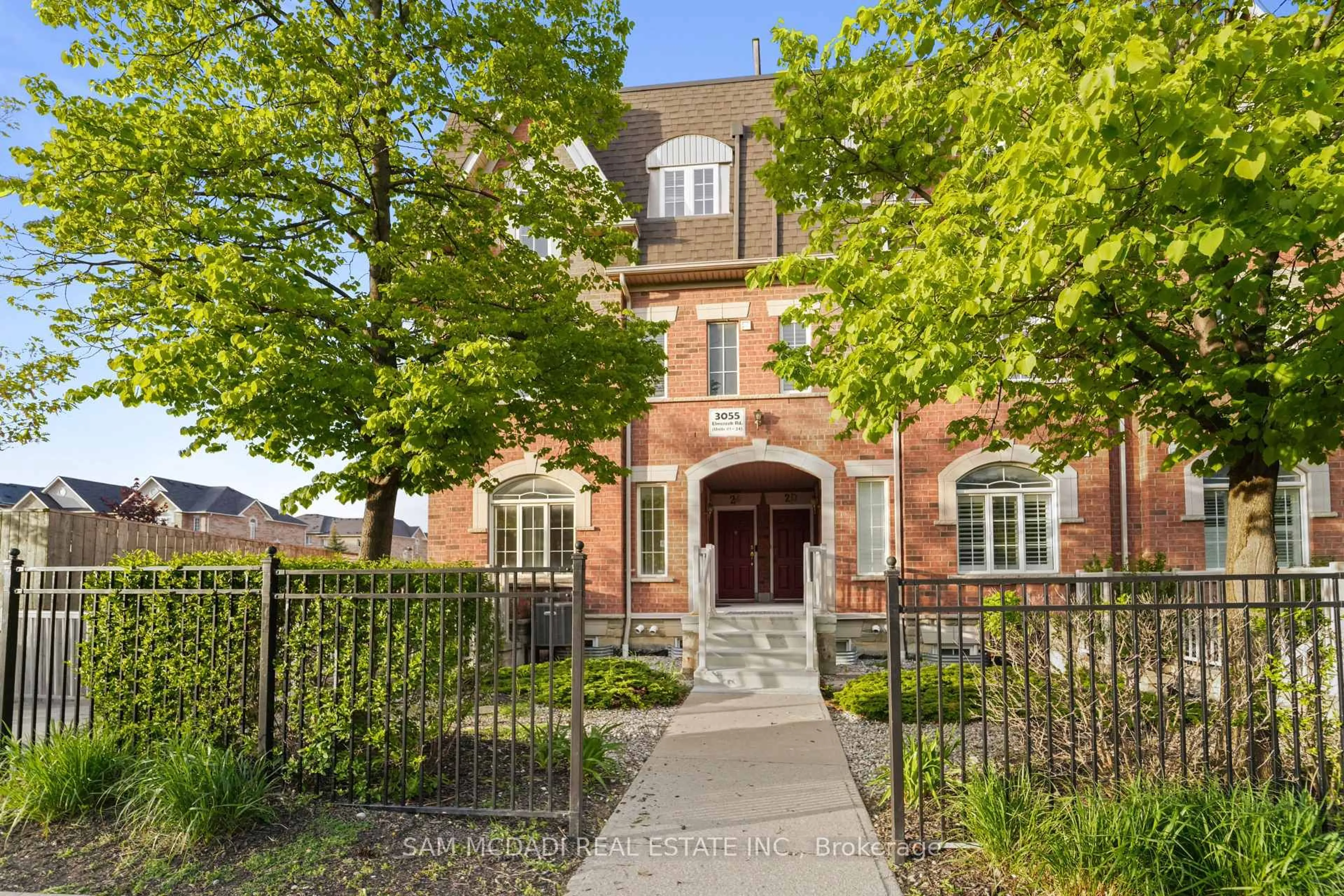 Home with brick exterior material, street for 3055 Elmcreek Rd #22, Mississauga Ontario L5B 4J9