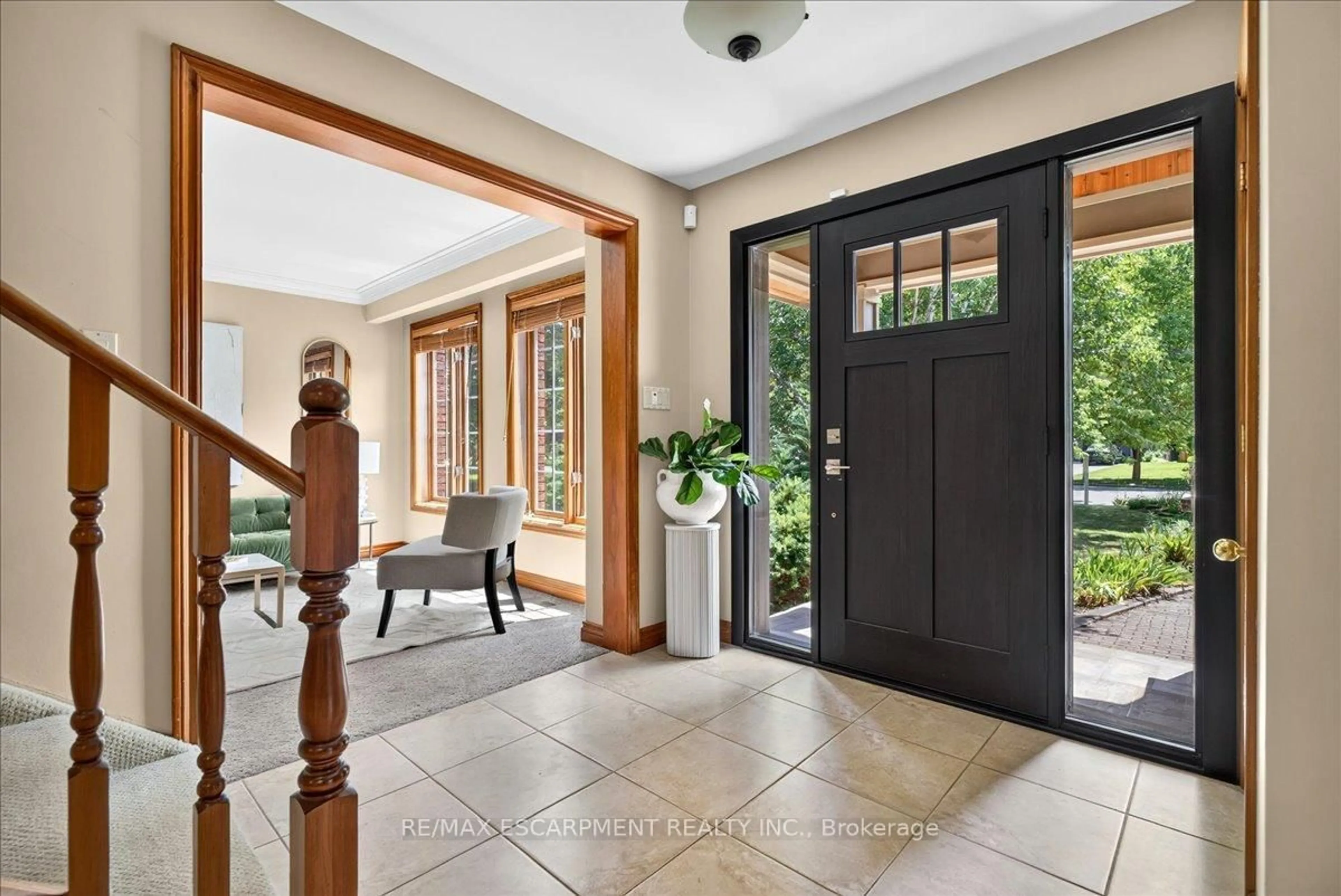 Indoor entryway for 339 Kingsway Pl, Milton Ontario L9T 4C8