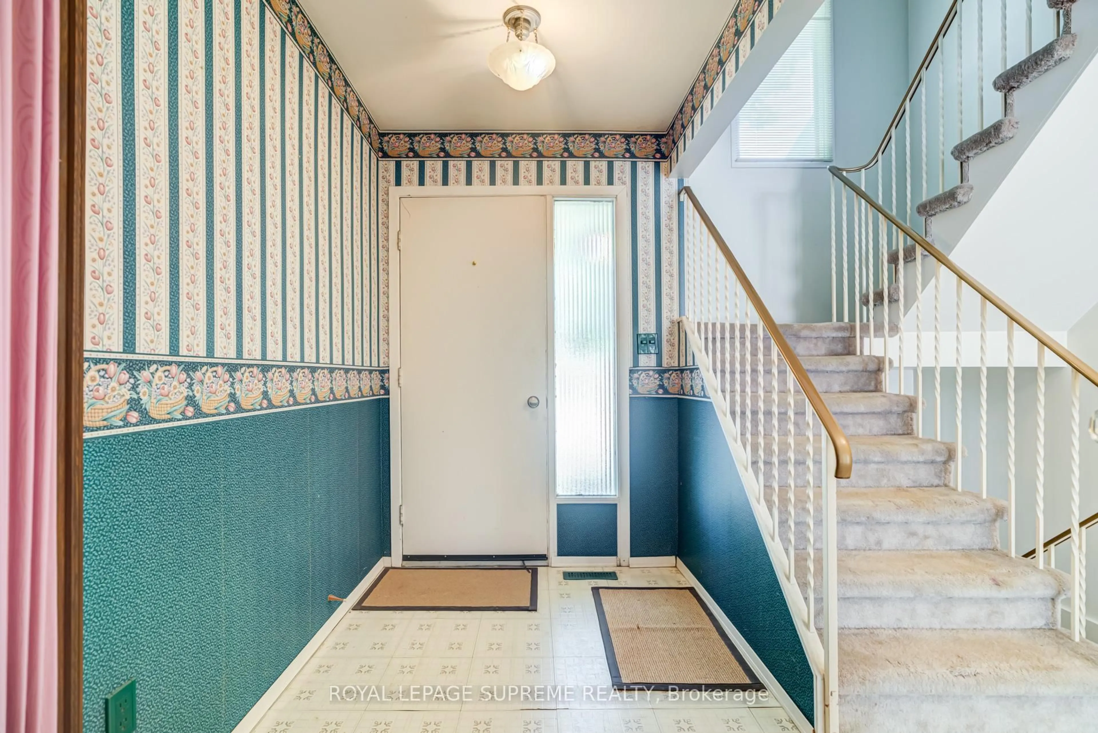 Indoor foyer for 88 Salisbury Circ, Brampton Ontario L6V 2Z5