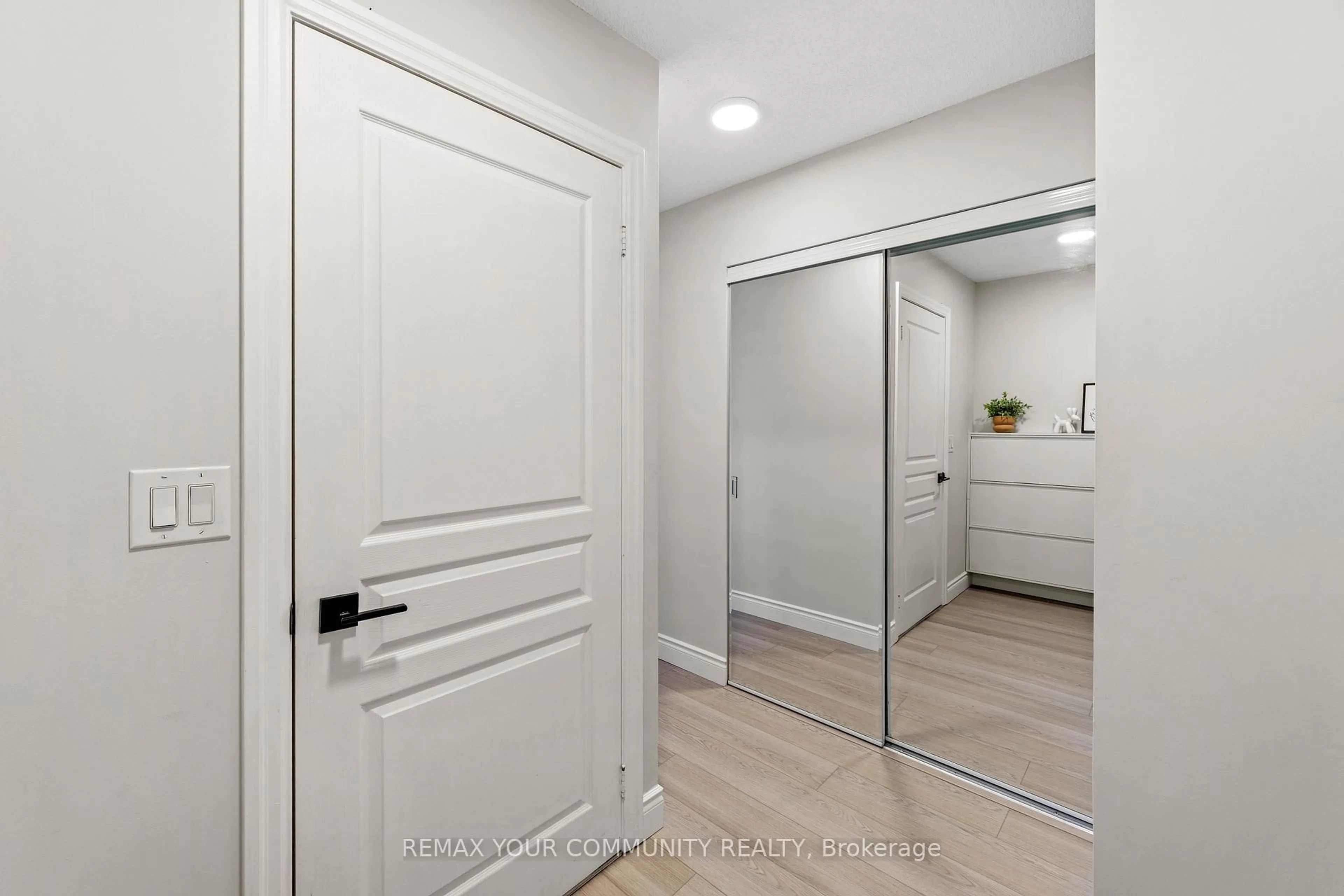 Indoor entryway for 1940 Ironstone Dr #609, Burlington Ontario L7L 0E4