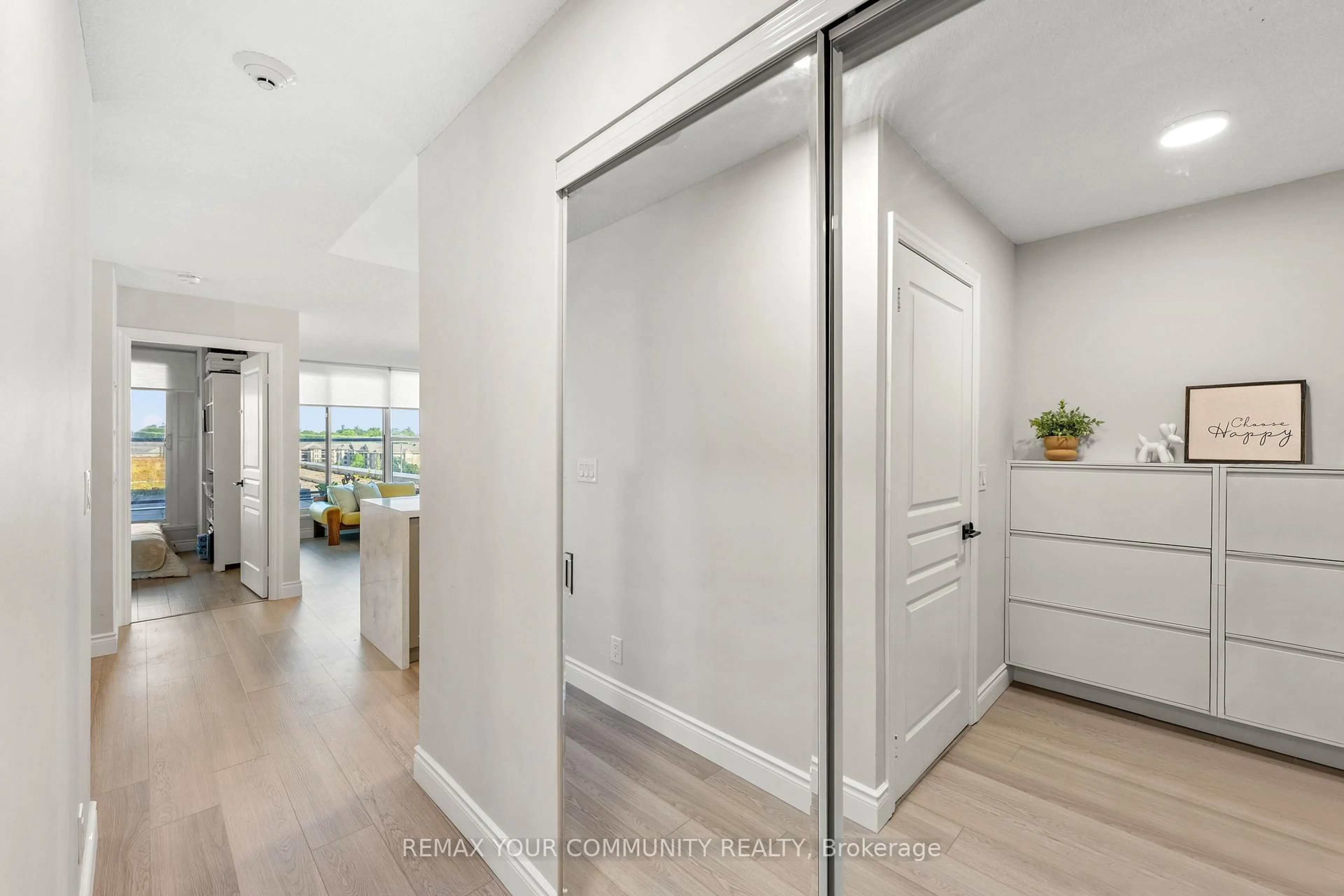 Indoor entryway for 1940 Ironstone Dr #609, Burlington Ontario L7L 0E4