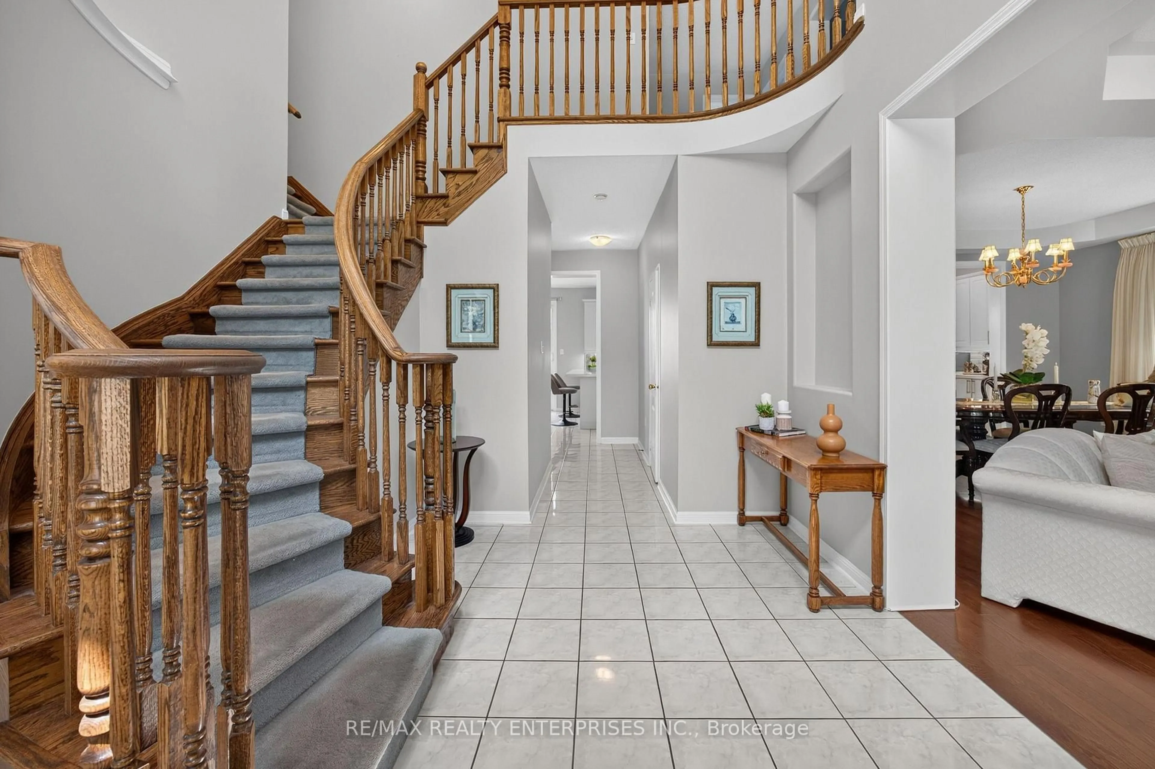 Indoor foyer for 987 Stearn Pl, Milton Ontario L9T 6N3